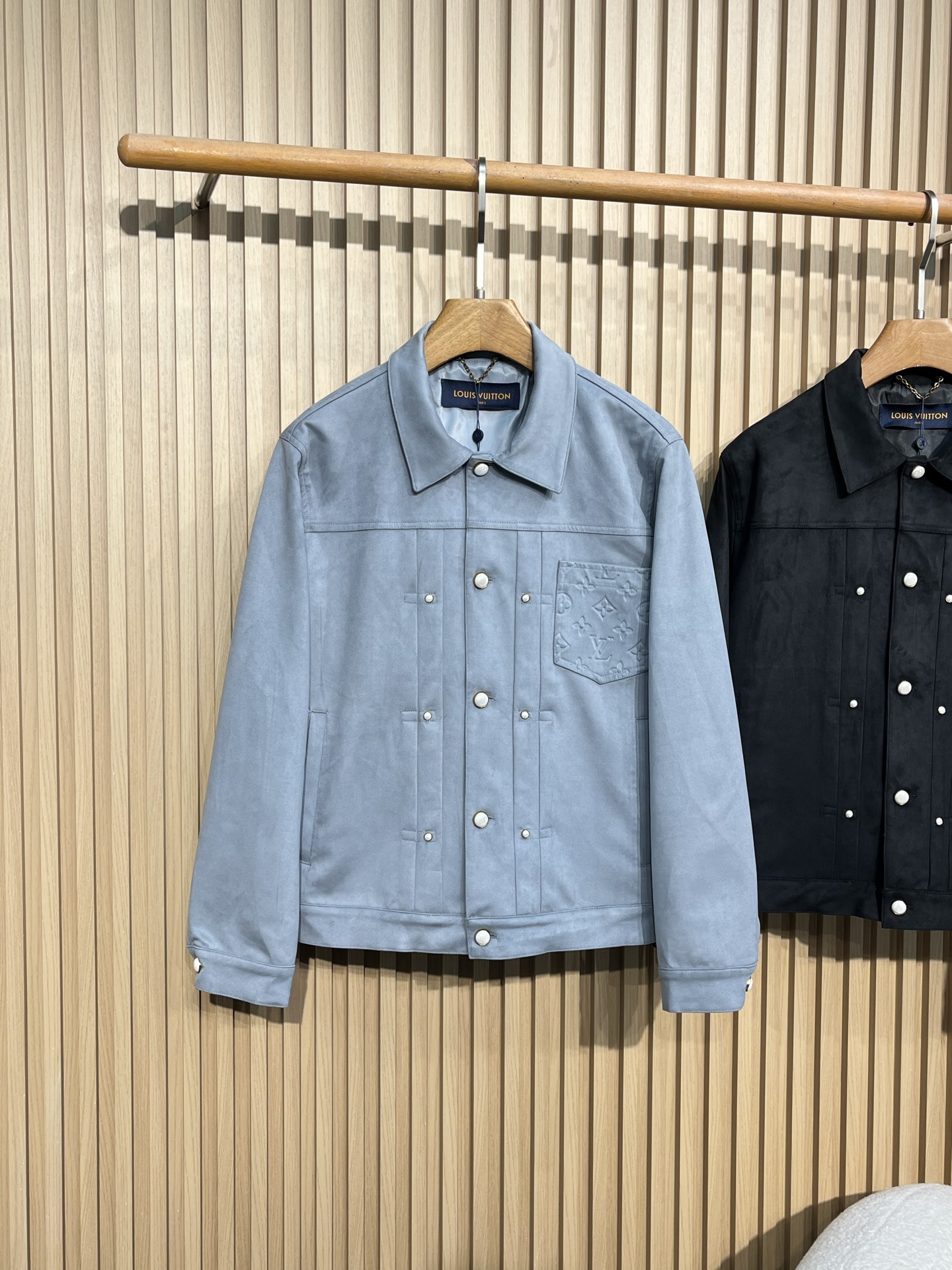 LoulsvulTToN2025SS秋冬新品NEW LV压花麂皮绒夹克外套官网同步有售，原版五金三标齐全