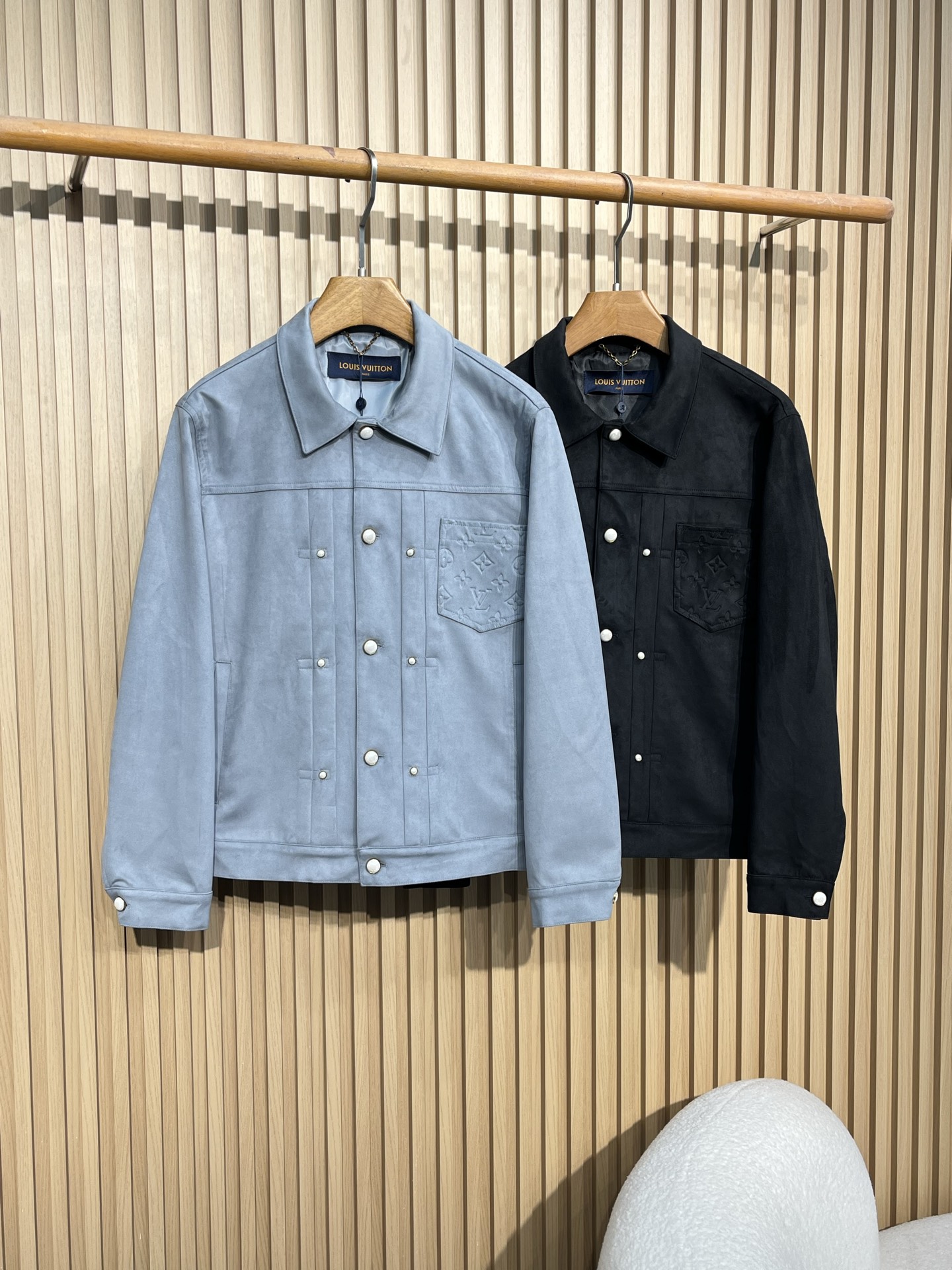 LoulsvulTToN2025SS秋冬新品NEW LV压花麂皮绒夹克外套官网同步有售，原版五金三标齐全