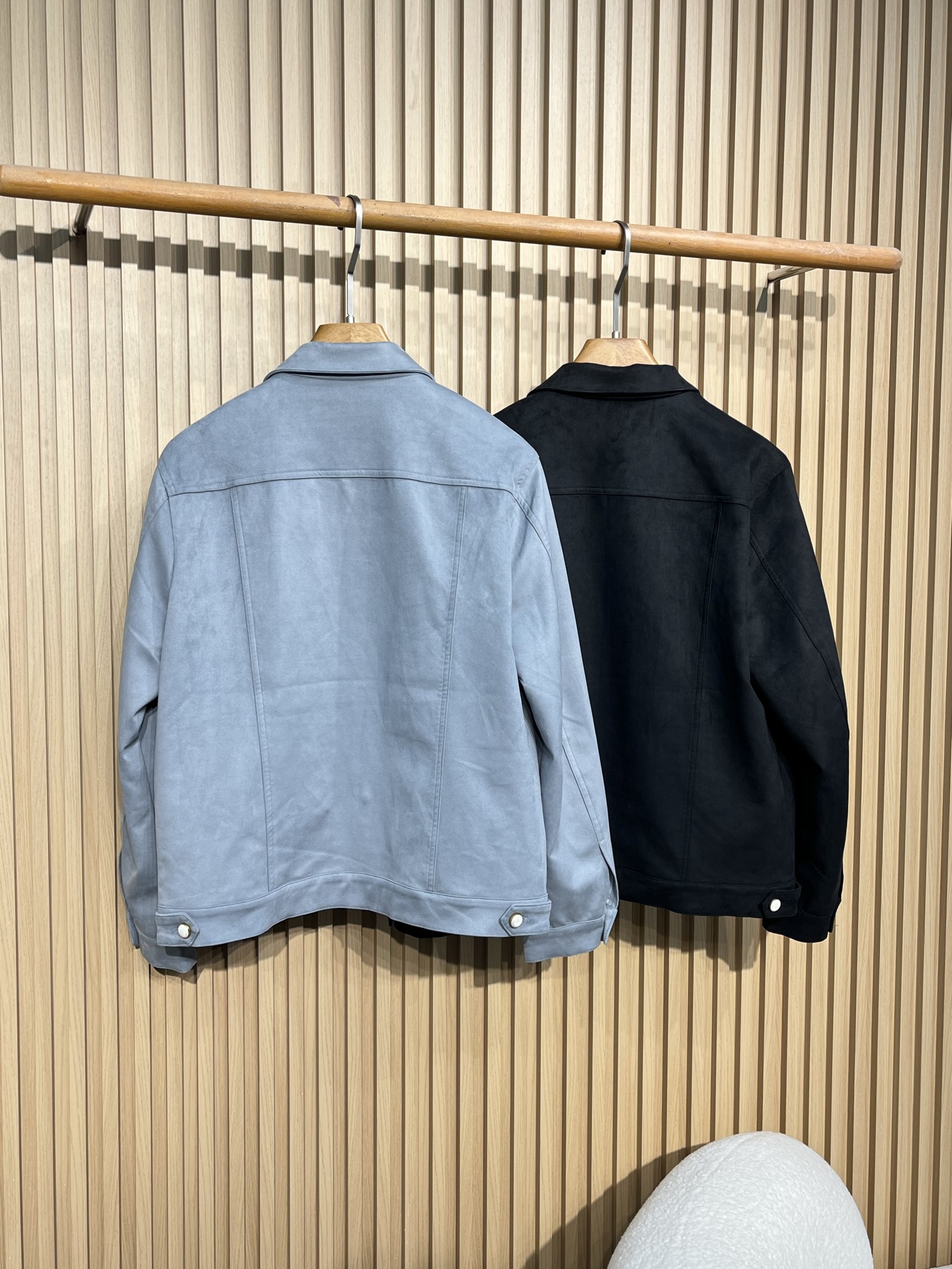 LoulsvulTToN2025SS秋冬新品NEW LV压花麂皮绒夹克外套官网同步有售，原版五金三标齐全