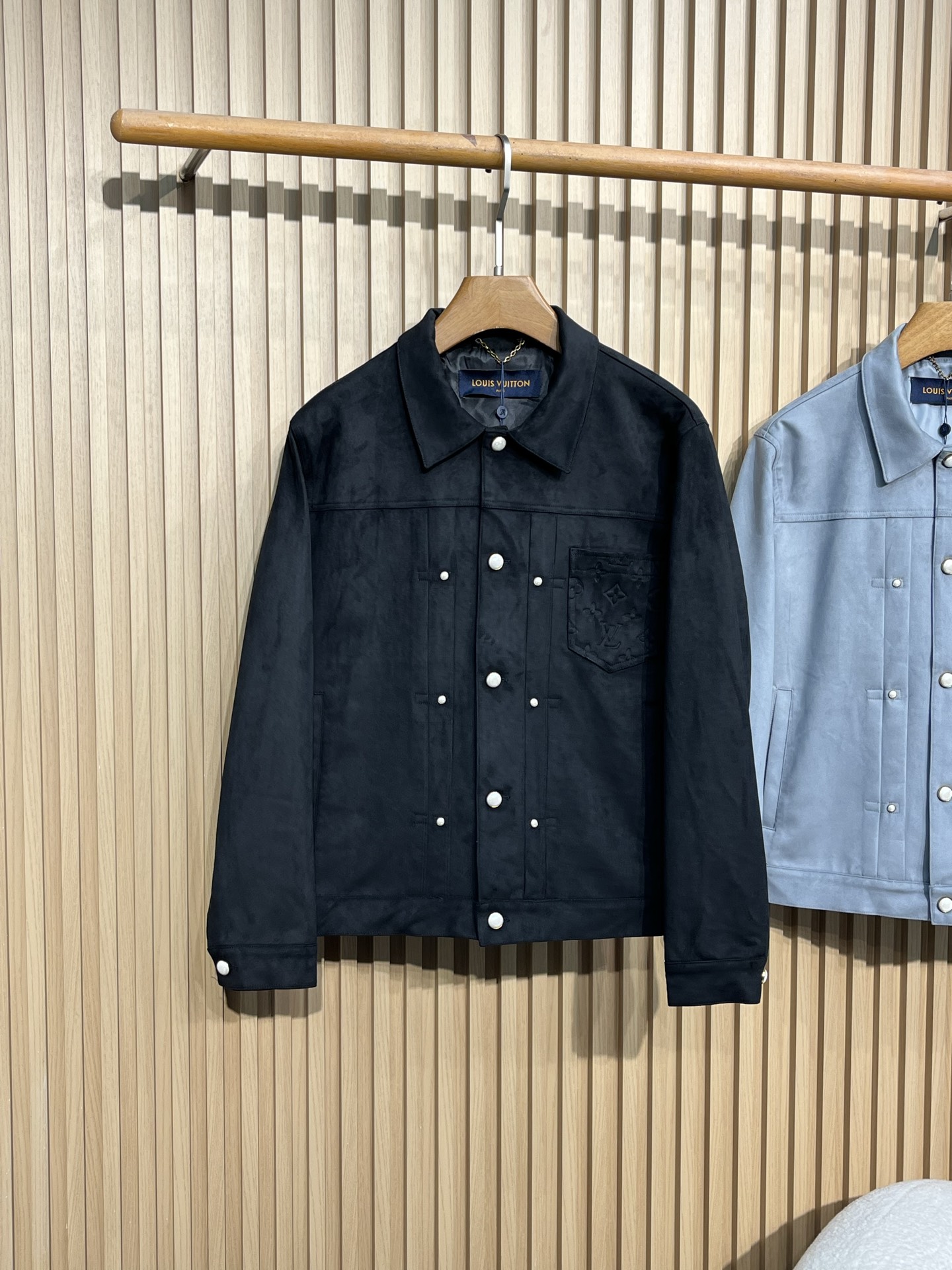 LoulsvulTToN2025SS秋冬新品NEW LV压花麂皮绒夹克外套官网同步有售，原版五金三标齐全