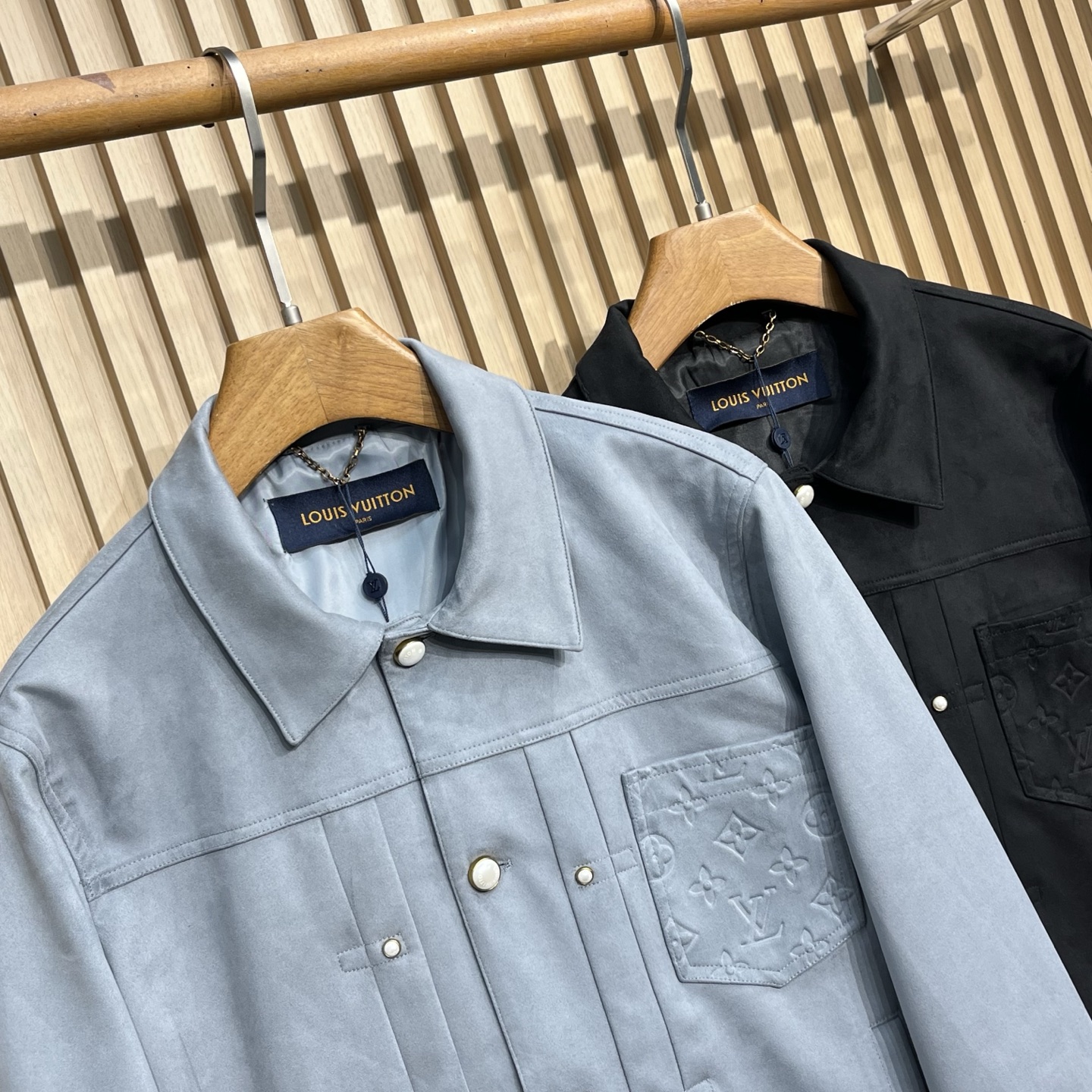 LoulsvulTToN2025SS秋冬新品NEW LV压花麂皮绒夹克外套官网同步有售，原版五金三标齐全