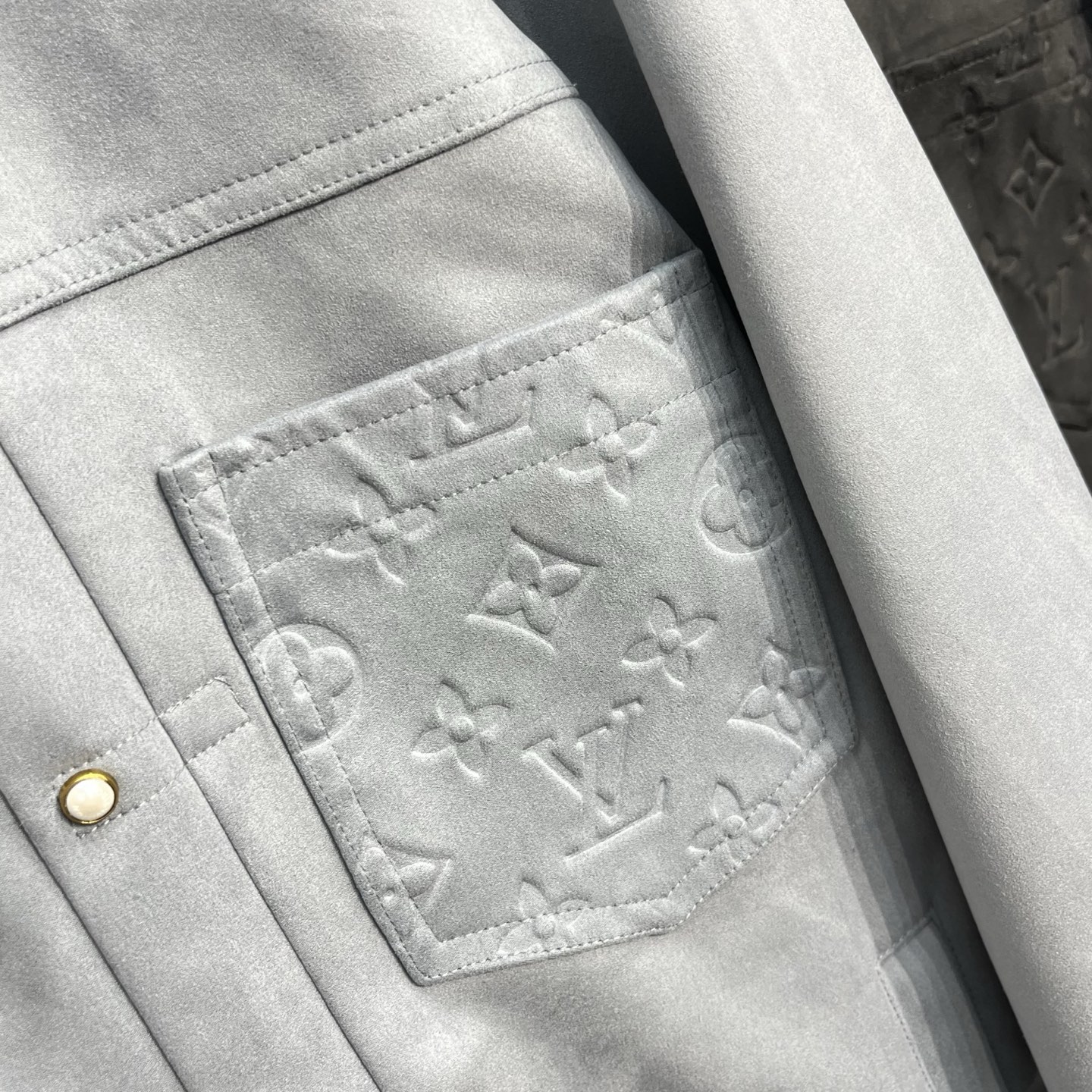 LoulsvulTToN2025SS秋冬新品NEW LV压花麂皮绒夹克外套官网同步有售，原版五金三标齐全