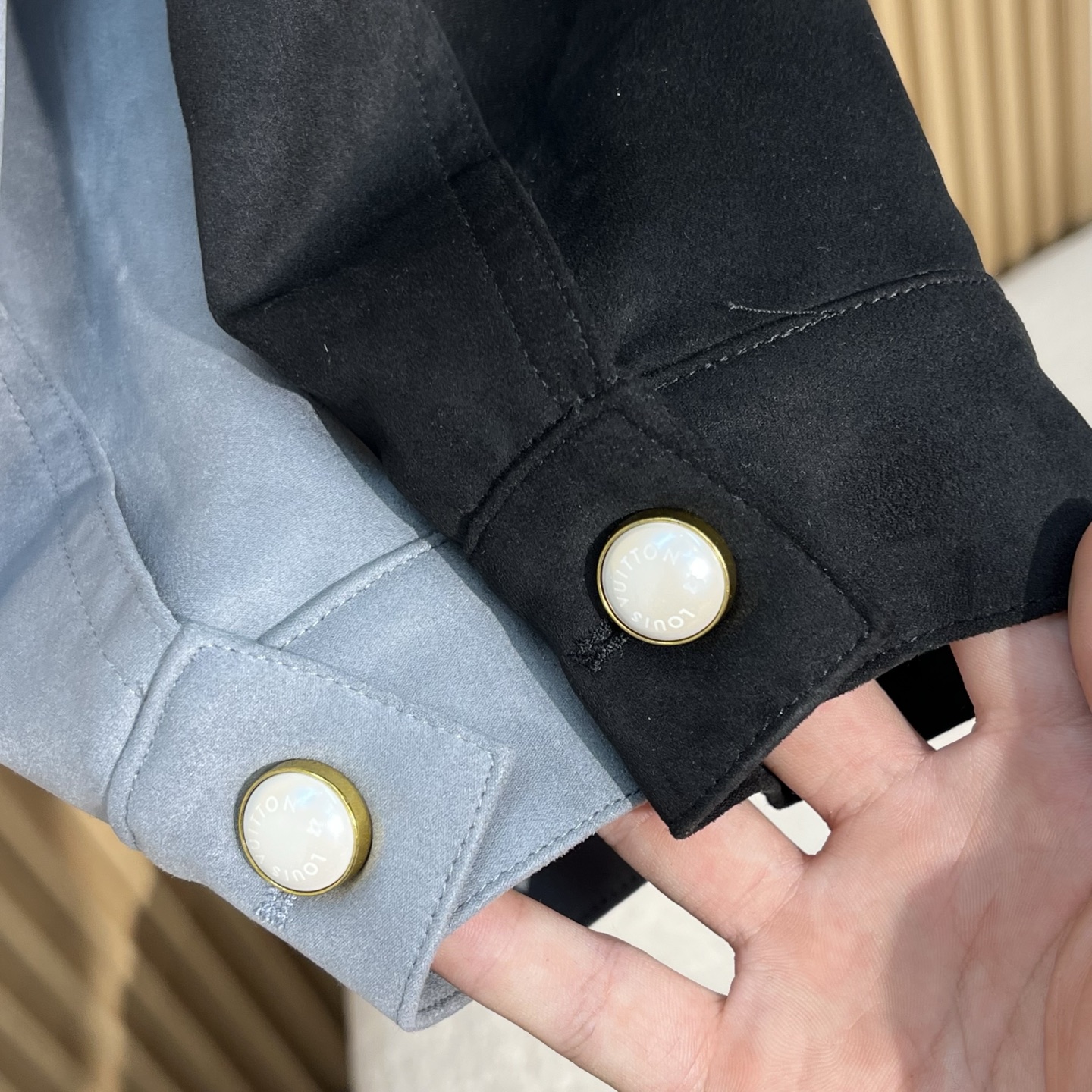 LoulsvulTToN2025SS秋冬新品NEW LV压花麂皮绒夹克外套官网同步有售，原版五金三标齐全