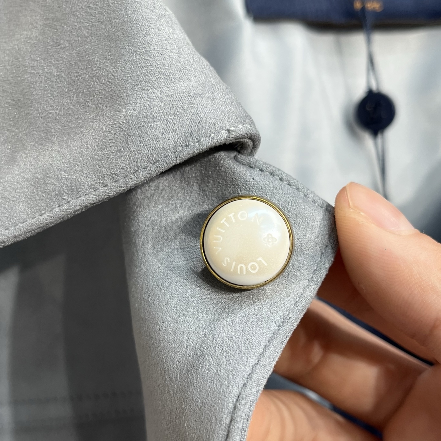 LoulsvulTToN2025SS秋冬新品NEW LV压花麂皮绒夹克外套官网同步有售，原版五金三标齐全