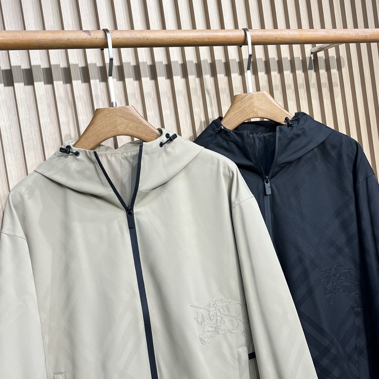 BUR25FW秋冬新款科技纤维轻薄棉衣夹克，男士经典暗格纹战马刺绣图案时尚拉链连帽夹克棉服外套！贸易公司