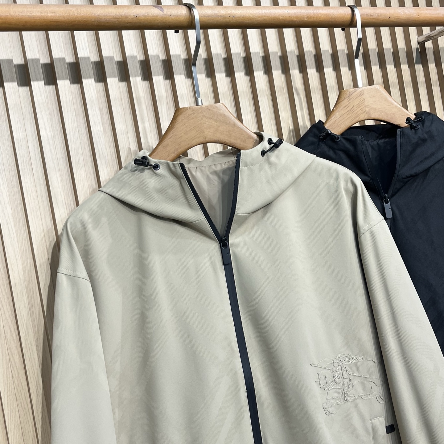 BUR25FW秋冬新款科技纤维轻薄棉衣夹克，男士经典暗格纹战马刺绣图案时尚拉链连帽夹克棉服外套！贸易公司