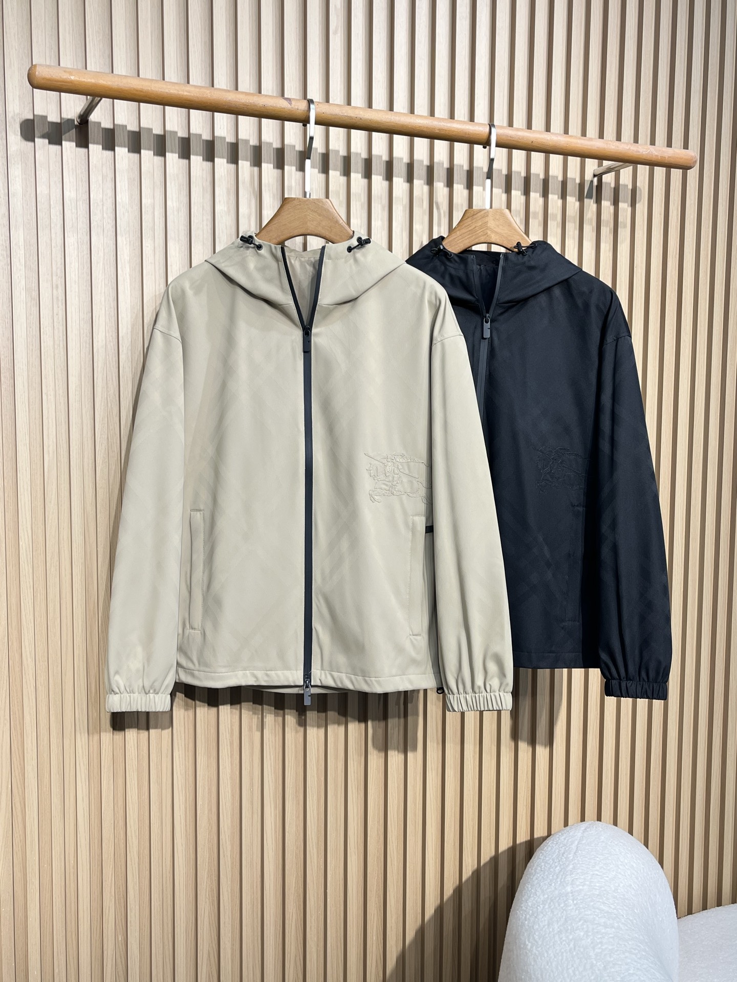 BUR25FW秋冬新款科技纤维轻薄棉衣夹克，男士经典暗格纹战马刺绣图案时尚拉链连帽夹克棉服外套！贸易公司