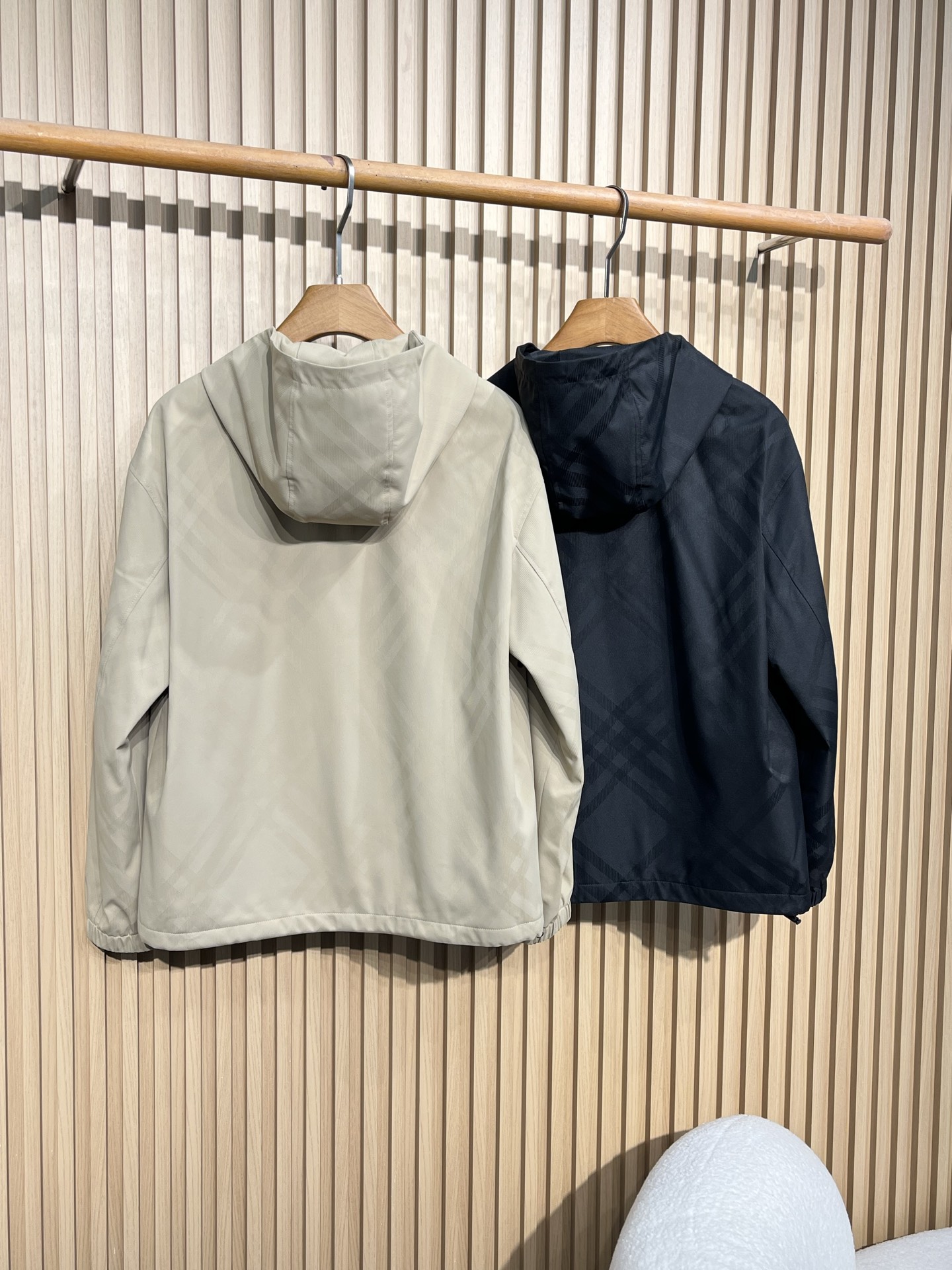 BUR25FW秋冬新款科技纤维轻薄棉衣夹克，男士经典暗格纹战马刺绣图案时尚拉链连帽夹克棉服外套！贸易公司