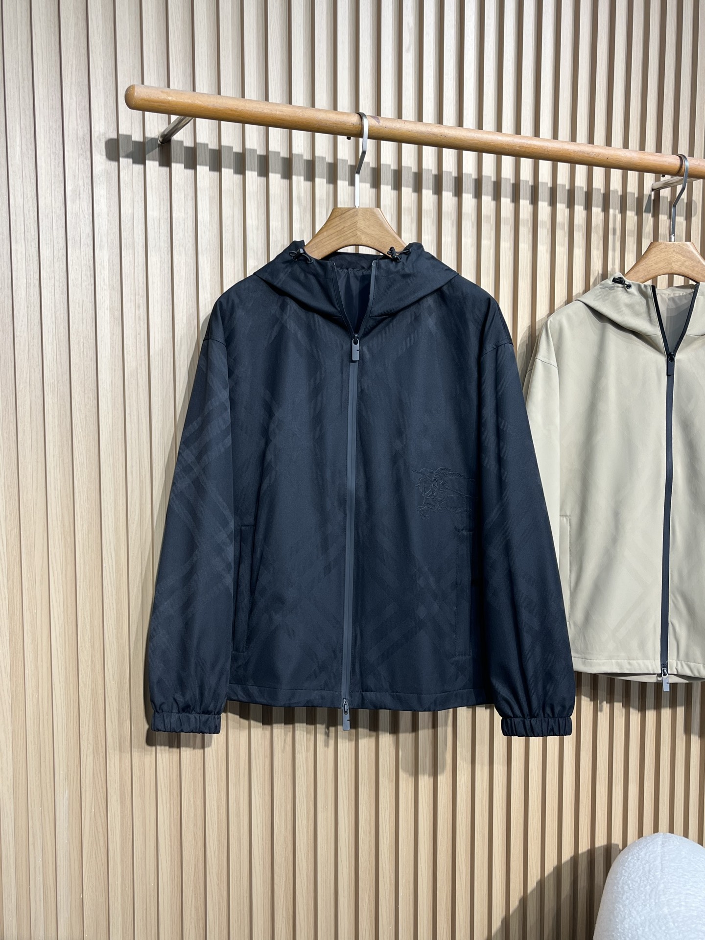 BUR25FW秋冬新款科技纤维轻薄棉衣夹克，男士经典暗格纹战马刺绣图案时尚拉链连帽夹克棉服外套！贸易公司