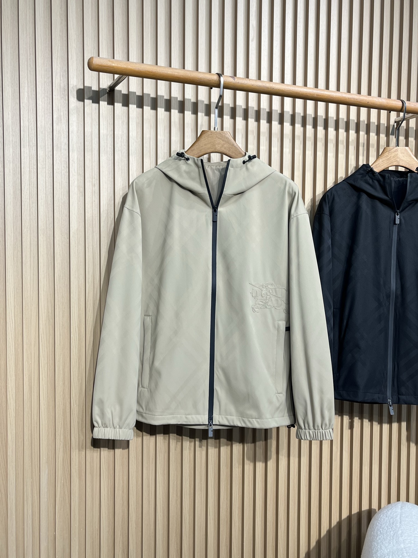 BUR25FW秋冬新款科技纤维轻薄棉衣夹克，男士经典暗格纹战马刺绣图案时尚拉链连帽夹克棉服外套！贸易公司