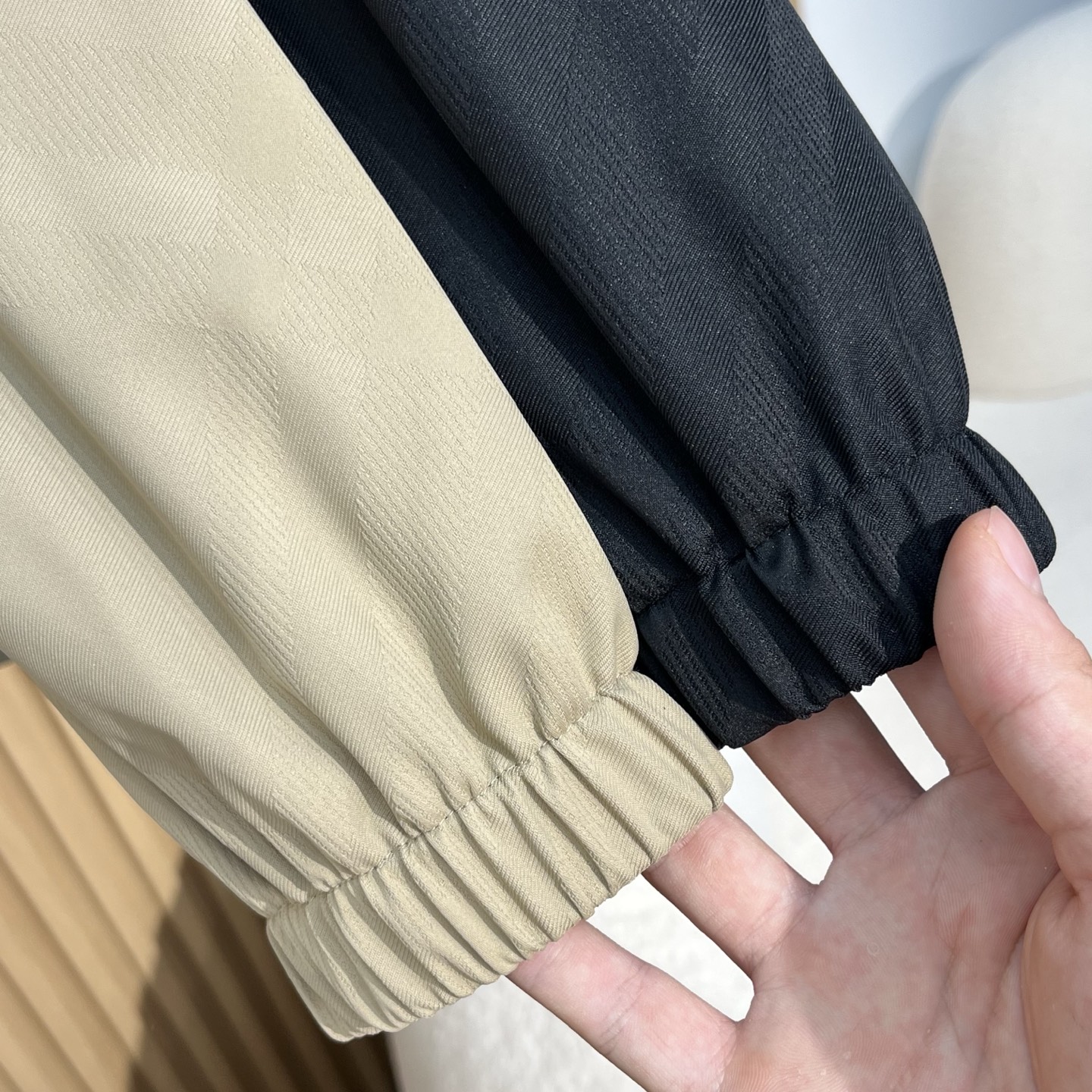 BUR25FW秋冬新款科技纤维轻薄棉衣夹克，男士经典暗格纹战马刺绣图案时尚拉链连帽夹克棉服外套！贸易公司