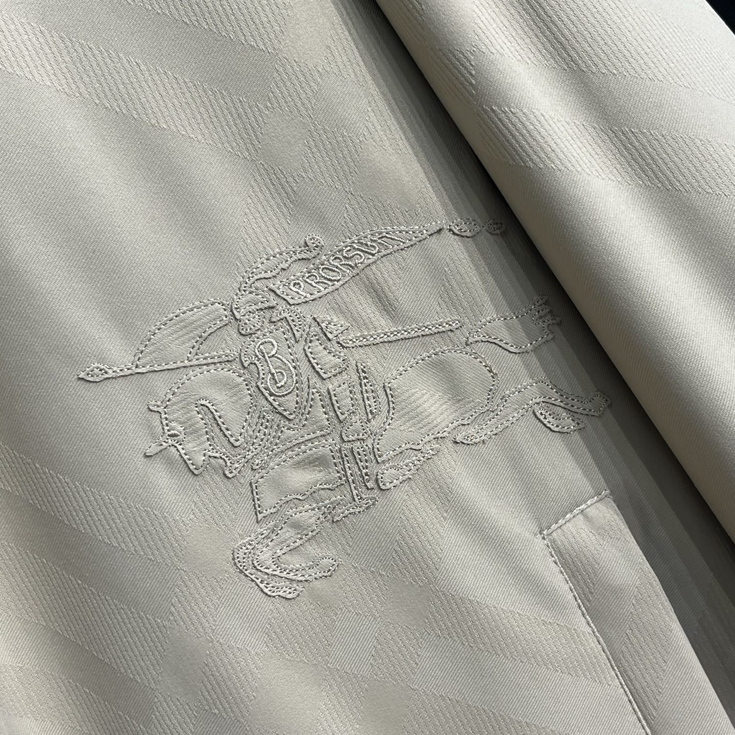 BUR25FW秋冬新款科技纤维轻薄棉衣夹克，男士经典暗格纹战马刺绣图案时尚拉链连帽夹克棉服外套！贸易公司