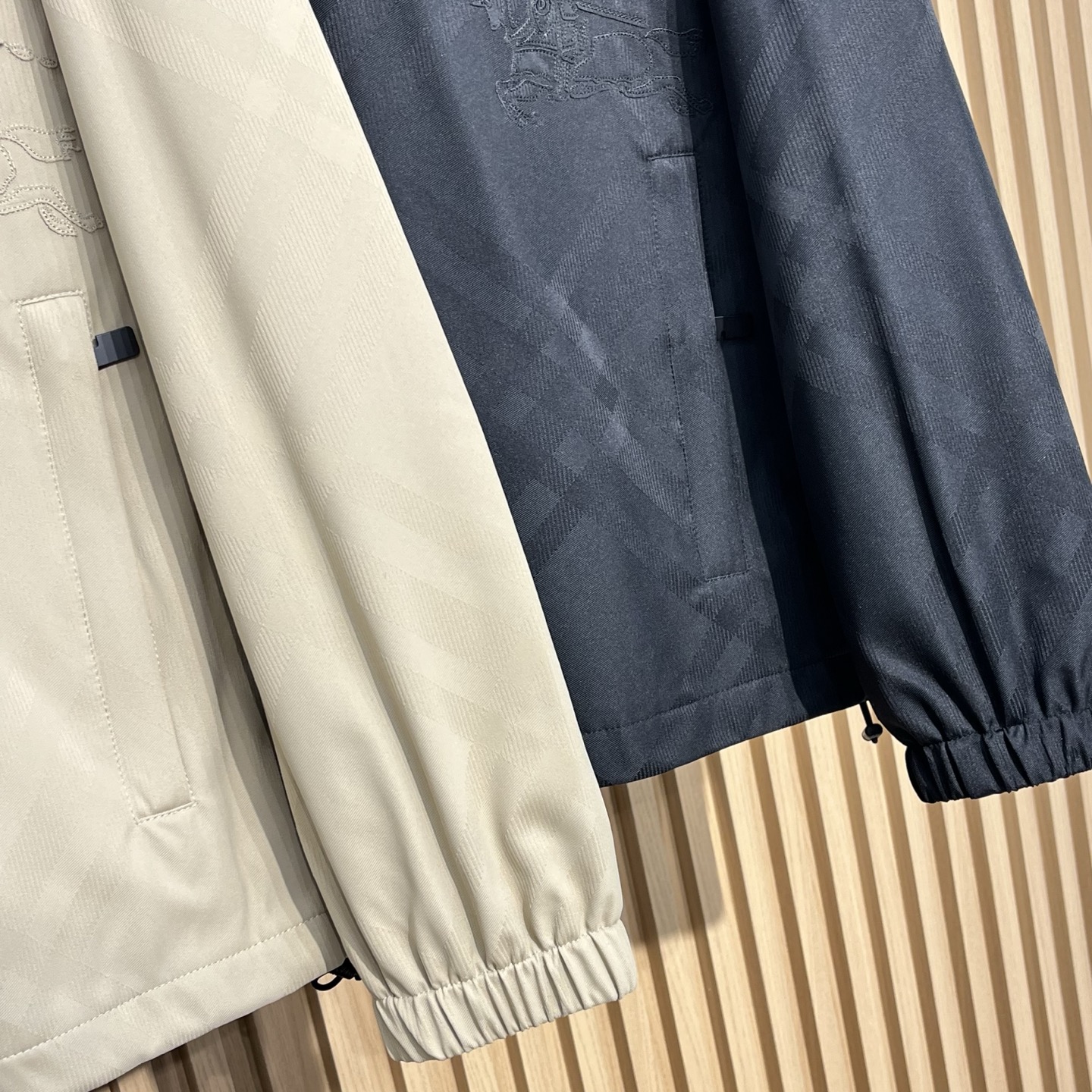 BUR25FW秋冬新款科技纤维轻薄棉衣夹克，男士经典暗格纹战马刺绣图案时尚拉链连帽夹克棉服外套！贸易公司