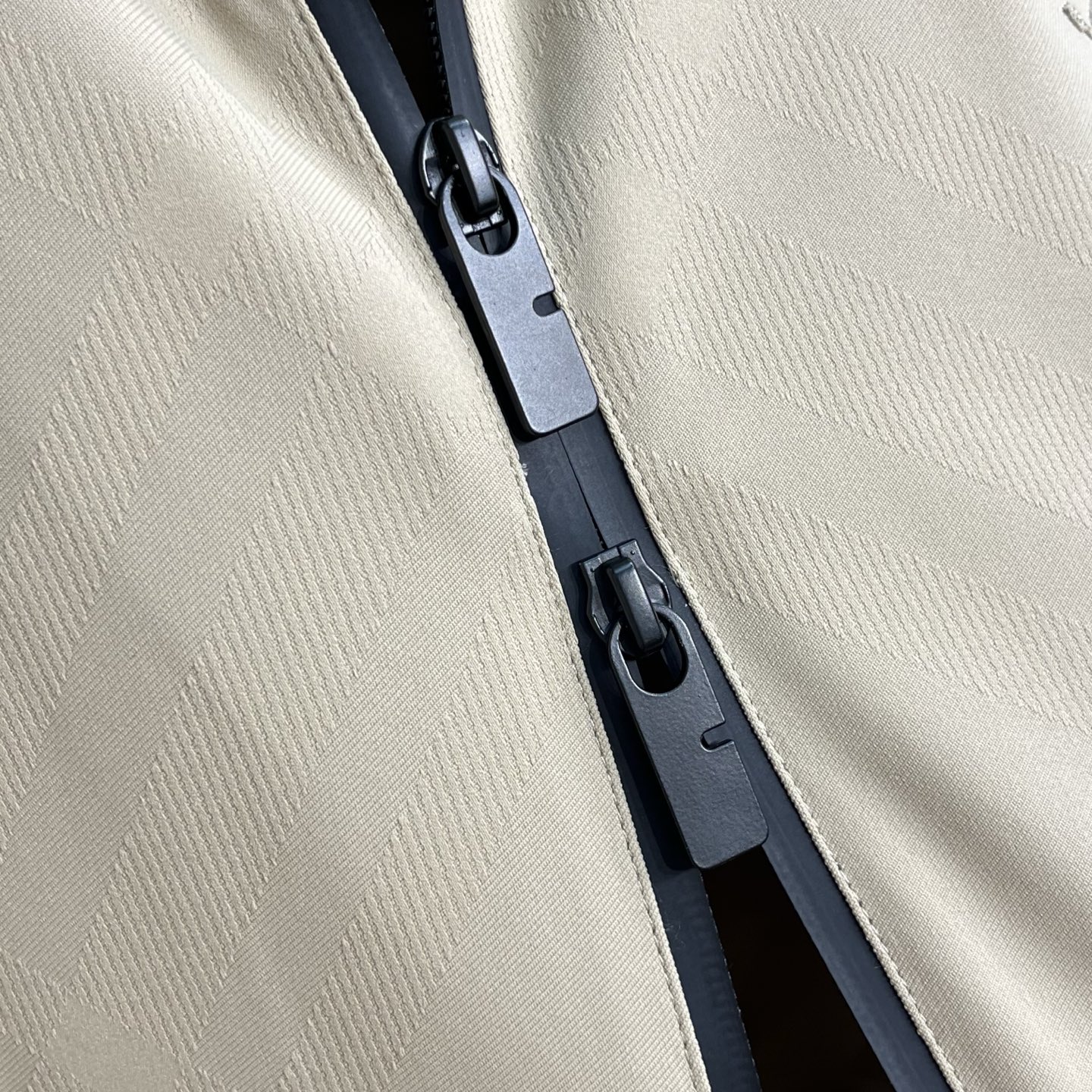 BUR25FW秋冬新款科技纤维轻薄棉衣夹克，男士经典暗格纹战马刺绣图案时尚拉链连帽夹克棉服外套！贸易公司