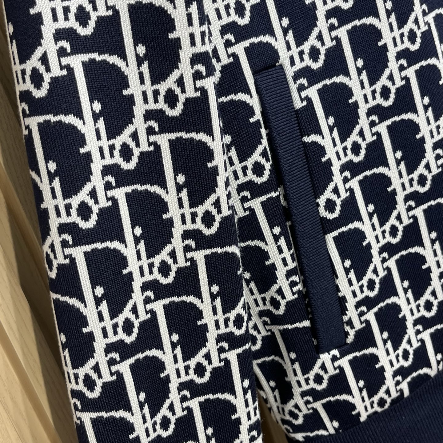 CD25FW秋冬新款重磅针织棉连帽开衫夹克，男士经典老花图案嵌花时尚运动休闲连帽开衫外套！贸易公司渠道稀