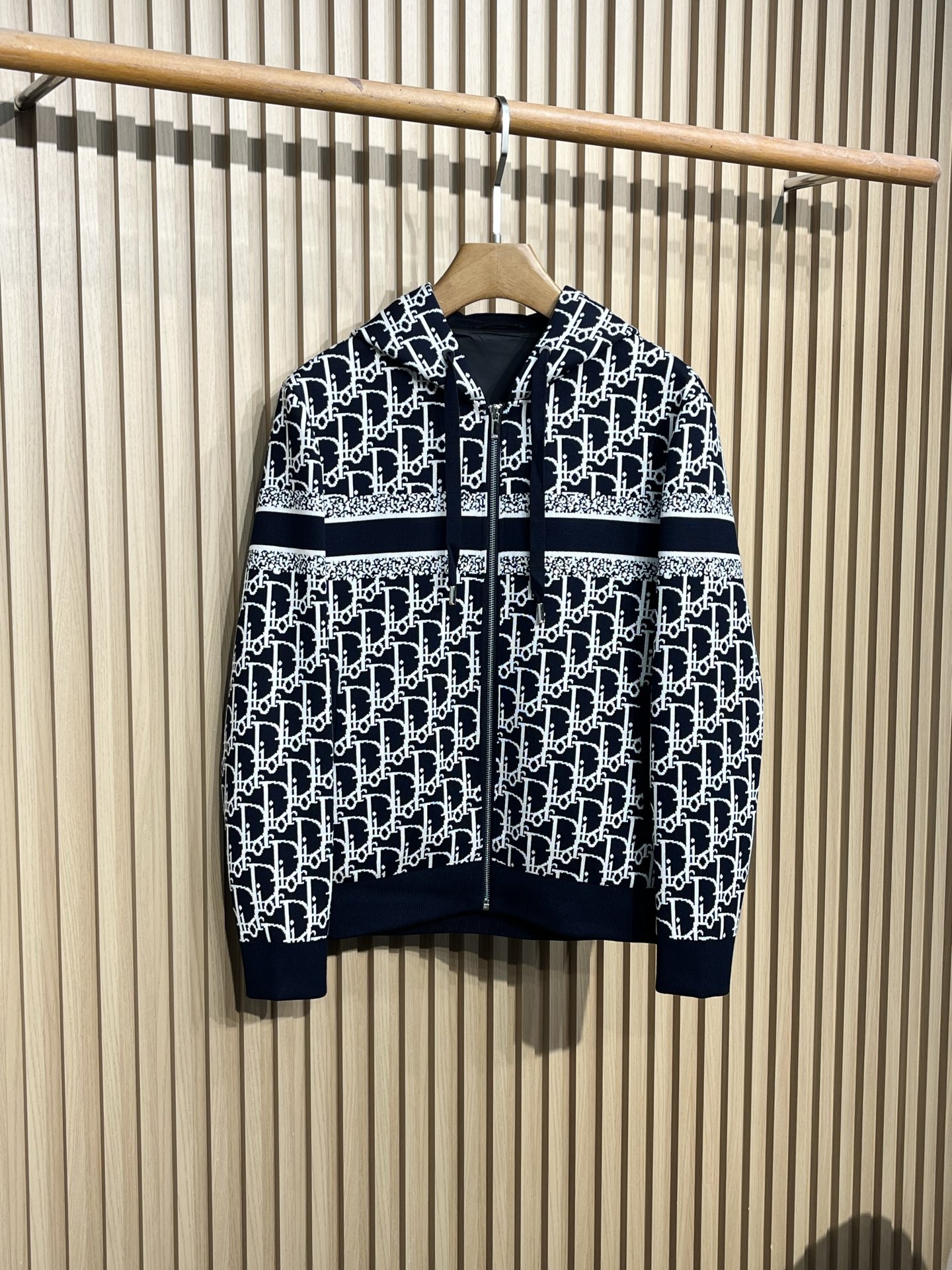 NO:522742,CD25FW autumn and winter new heavy knitted cotton hooded cardigan jacket, classic presbyopia pattern inlaid with fashionable sports and casual cardigan jacket for men!  Trading companies have sparse channels and are released on the official website at the same time!  This knitted jacket reshapes the classic with the iconic presbyterian elements and can be matched with a variety of looks to highlight your personality!  This cardigan jacket is selected for customers to provide customized brocade and soft silk anti-ball materials. The fabric is sufficient, very high-end and textured, and it does not lose the comfort and breathability of wear!  The laundry washing water plus soft smell removal process uses professional washing equipment and specific detergents to deeply clean and remove the smell of clothes to improve the feel and appearance of the clothes!  The deep blue of hidden blue interprets the eternal style, the iconic Oblique is inlaid with flowers and blooms in a new look, and each line contains the profound historical heritage of the brand!  With the combination of logo sweaters and zipper jackets as sublimation, each strand of fiber contains luxury and nobility!  The imported German machine is organized into jacquard, accurately controlling the arrangement and interweaving of yarns, and carefully interweave them on the loom to form presbyopia patterns and textures!  Dark blue Size 48-56 Size reference Size 48: Shoulder width 44 bust 108 sleeve length 64 clothes 66 Size 50: Shoulder width 45 bust 112 sleeve length 65 clothes 67 Size 52: Shoulder width 46 bust 116 sleeve length 66 clothes 68 Size 54: Shoulder width 47 bust 120 sleeve length 67 clothes 69 Size 56: Shoulder width 48 bust 125 sleeve length 68 clothes 70, Jackets & coats, Jackets & coats, Sweaters, Hats, Alexander wang19860909CD25FW秋冬新款重磅针织棉连帽开衫夹克,男士经典老花图案嵌花时尚运动休闲连帽开衫外套！贸易公司渠道稀出,同步官网发售！这款针织夹克以标志性老花元素重塑经典,可与各式造型搭配,彰显个性！ 这款开衫夹克甄选客供定织锦悦柔丝抗球料,面料分量足,非常的高级有质感,同时不失着穿的舒适透气性！成衣洗水加软去味工艺,通过专业的洗涤设备和特定的洗涤剂,对衣物进行深度清洁和去味处理,改善衣物的手感和外观！以藏蓝深邃诠释永恒风格,标志性的Oblique嵌花绽放新姿,每一道线条都蕴含着品牌深邃的历史底蕴！以标识毛衣和拉链夹克结合为升华,每一缕纤维都蕴藏着奢华与高贵！德国进口机提花组织而成,精确地控制纱线的排列和交织方式,在织机上精心交织,形成老花图案和纹理！ 颜色深蓝色 尺码48-56 尺寸参考 48码:肩宽44胸围108袖长64衣长66 50码:肩宽45胸围112袖长65衣长67 52码:肩宽46胸围116袖长66衣长68 54码:肩宽47胸围120袖长67衣长69 56码:肩宽48胸围125袖长68衣长70,,jackets & coats,jackets & coats,sweaters,hats,alexander wang,Men's clothing