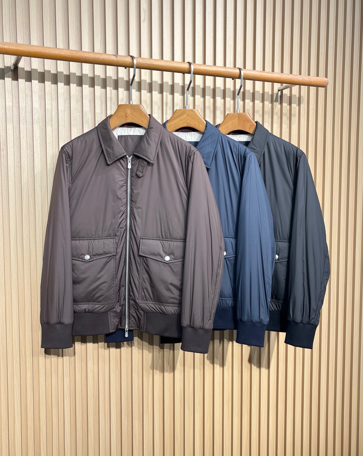 NO:512540,BC25FW autumn and winter new technology fiber fabric thin cotton lapel jacket!  The rare foreign trade version has no standard!  Men's stylish two-way zip bomber jacket jacket!  Trading companies have sparse channels and are released on the official website at the same time!  Recommended essential jackets for high-end gentlemen, ideal choice for daily commuting in autumn and winter, the upper body perfectly interprets the unique temperament and taste of the person!  This jacket uses a combination of customized cotton fibers and a small amount of synthetic fibers to make this fabric look silky while being extremely durable and sturdy. It is an ideal choice for daily protection!  The slightly shiny texture enhances the color of the season and adds a touch of sophistication to the reproduction, while the copper-ammonia fabric lining perfects the comfort of wearing!  Thin cotton filling design inside improves some warmth!  This simple but delicate jacket uses a lightly anti-water gaudani to define a sporty style. The structure is slightly crisp but lightweight fabric complements the casual and versatile beauty. The zippered placket and elastic hem introduce typical details of the bomber jacket into it, sublimating classic taste!  Color brown, navy blue, black Size M-3XL Size reference M size shoulder width 45 bust 108 sleeve length 63 clothes length 66 L size shoulder width 46 bust 112 sleeve length 64 clothes length 67 XL size shoulder width 47 bust 116 sleeve length 65 clothes length 68 XXL size shoulder width 48 bust 120 sleeve length 66 clothes length 69 3XL size shoulder width 49 bust 124 sleeve length 67 clothes length 70,,jackets & coats,jackets & coats,real silk,alexander wang19860909BC25FW秋冬新款科技纤维面料薄棉翻领夹克！稀出外贸版无标！男士时尚双向拉链飞行员夹克外套！贸易公司渠道稀出,同步官网发售！高端绅士必备外套推荐,秋冬季日常通勤的理想首选,上身完美诠释着身者独有的气质与品位！ 这款夹克采用客供定制棉纤维与少量合成纤维的组合,使这款面料呈现真丝的质地,同时又非常耐用坚固,是日常防护的理想选择衣材！轻微发亮的纹理,提升本季的色彩并为复制添增了一抹精致感,而铜氨丝面料衬里完美了穿着的舒适体验！内里薄棉填充设计,提升些许保暖功效！这款简约但精致的夹克采用轻微抗水华达呢定义出运动风格,结构略微挺括但同时又轻盈的面料,与休闲、百搭的美感相得益彰,而拉链开襟和松紧下摆,将飞行员夹克的典型细节引入其中,升华经典品味！ 颜色咖色、藏青色、黑色 尺码M-3XL 尺寸参考 M码肩宽45胸围108袖长63衣长66 L码肩宽46胸围112袖长64衣长67 XL码肩宽47胸围116袖长65衣长68 XXL码肩宽48胸围120袖长66衣长69 3XL码肩宽49胸围124袖长67衣长70,,jackets & coats,jackets & coats,real silk,alexander wang,Men's clothing