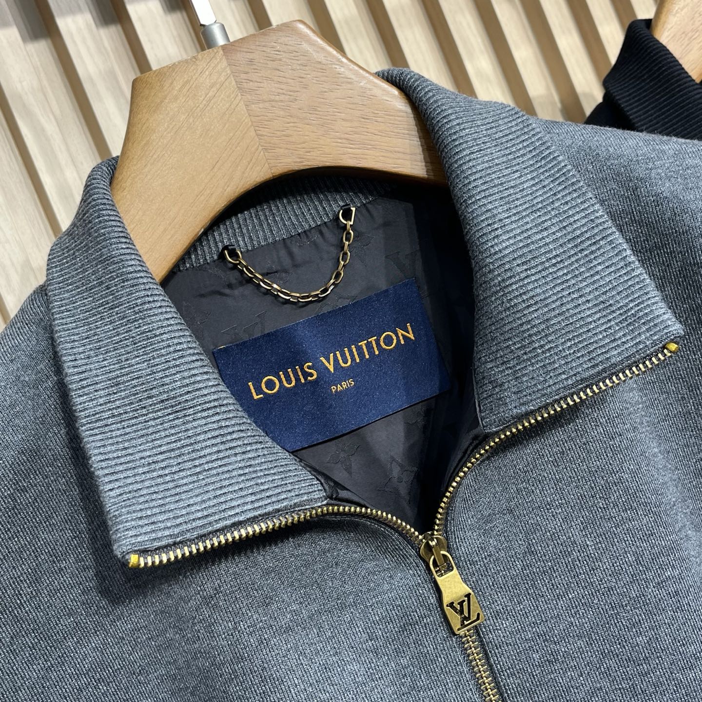 Louis Vuitton/路易威登2025新款男装双面羊毛针织夹克两个颜色：灰色和黑色两种经典颜色选择