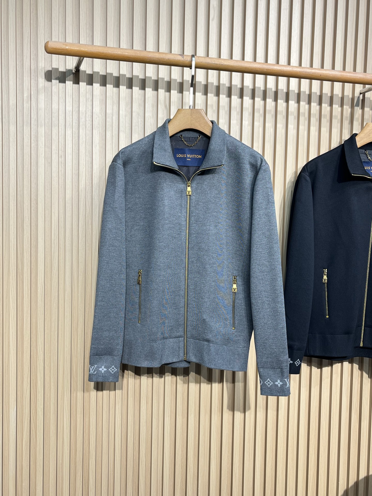 Louis Vuitton/路易威登2025新款男装双面羊毛针织夹克两个颜色：灰色和黑色两种经典颜色选择
