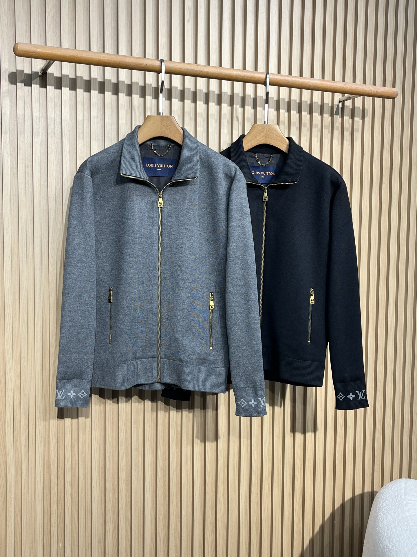 NO:522736,Louis Vuitton/Louis Vuitton 2025 new men's double-sided wool knit jacket. Two classic colors, gray and black, gray is low-key and calm, while black is more cool and mysterious, meeting the style preferences of different consumers. The overall appearance of a casual and neat jacket style is suitable for daily wear and various occasions. The iconic elements such as the neckline and cuffs are equipped with Louis Vuitton's classic Monogram pattern, demonstrating the brand identity and unique charm. Detailed craftsmanship The zipper adopts a gold zipper and the zipper head has a striking LV logo, which not only ensures smooth pulling and touching, but also adds a sense of luxury visually, becoming the finishing touch of the jacket. Knitted texture The exterior knitted fabric has a delicate texture, tight and rich texture, showing high-quality production craftsmanship, and can also provide the wearer with a comfortable wearing experience.  Rib design is made of ribbed design. This design not only increases the fit of the clothing, effectively protects against wind and keeps warm, but also increases visual layering and three-dimensionality. Fabric material Main material The main material of this jacket includes 50 viscose fiber, 17.5 viscose, 7.7 nylon, 25.8 polyester fiber. The blend of various fibers makes the fabric soft, crisp texture, and good wrinkle resistance and durability. The double-sided jacket is designed for double-sided wear, and the other side may use fabrics of different textures or styles, which increases the diversity and practicality of the wear. From the picture, the inside is full of printed Monogram patterns, which are both beautiful and show the brand style. 48 Length 66 Shoulder width 48 Bust 112 Sleeve length 63 50 Length 67 Shoulder width 49 Bust 116 Sleeve length 64 52  68 shoulder width 50 bust 120 sleeve length 65 54 69 shoulder width 51 bust 125 sleeve length 66 56 70 shoulder width 52 bust 128 sleeve length 67, louis vuitton,louis vuitton,louis vuitton,jackets & coats,alexander wang19860909Louis Vuitton/路易威登2025新款男装双面羊毛针织夹克 两个颜色灰色和黑色两种经典颜色选择,灰色低调沉稳,黑色则更显酷帅神秘,满足不同消费者的风格偏好. 整体呈现出休闲且利落的夹克版型,适合日常穿着和多种场合搭配. 标志性元素领口、袖口等部位带有路易威登经典的Monogram图案,彰显品牌身份与独特魅力. 细节工艺 拉链采用金色拉链,拉链头上带有醒目的LV标志,不仅在功能性上保证顺畅拉合,在视觉上也增添了奢华感,成为夹克的点睛之笔. 针织纹理 外部针织面料纹理细腻,紧密而富有质感,展现出高品质的制作工艺,同时也能为穿着者提供舒适的穿着体验. 罗纹设计领口、袖口和下摆处均采用罗纹设计,这种设计不仅增加了服装的贴合度,能够有效防风保暖,还在视觉上增加了层次感和立体感. 面料材质 主料这款夹克主料成分包含50粘纤、17.5黏胶 、7.7尼龙、25.8聚酯纤维,多种纤维混纺使得面料兼具柔软手感、挺括质感以及良好的抗皱性和耐用性. 双面材质夹克为双面穿着设计,另一面可能采用了不同质感或风格的面料,增加了穿着的多样性和实用性.从图片来看,内侧带有满印的Monogram图案,既美观又彰显品牌格调. 48 衣长66肩宽48胸围112袖长63 50 衣长67肩宽49胸围116袖长64 52 衣长68肩宽50胸围120袖长65 54 衣长69肩宽51胸围125袖长66 56 衣长70肩宽52胸围128袖长67,,louis vuitton,louis vuitton,louis vuitton,jackets & coats,alexander wang,Men's clothing