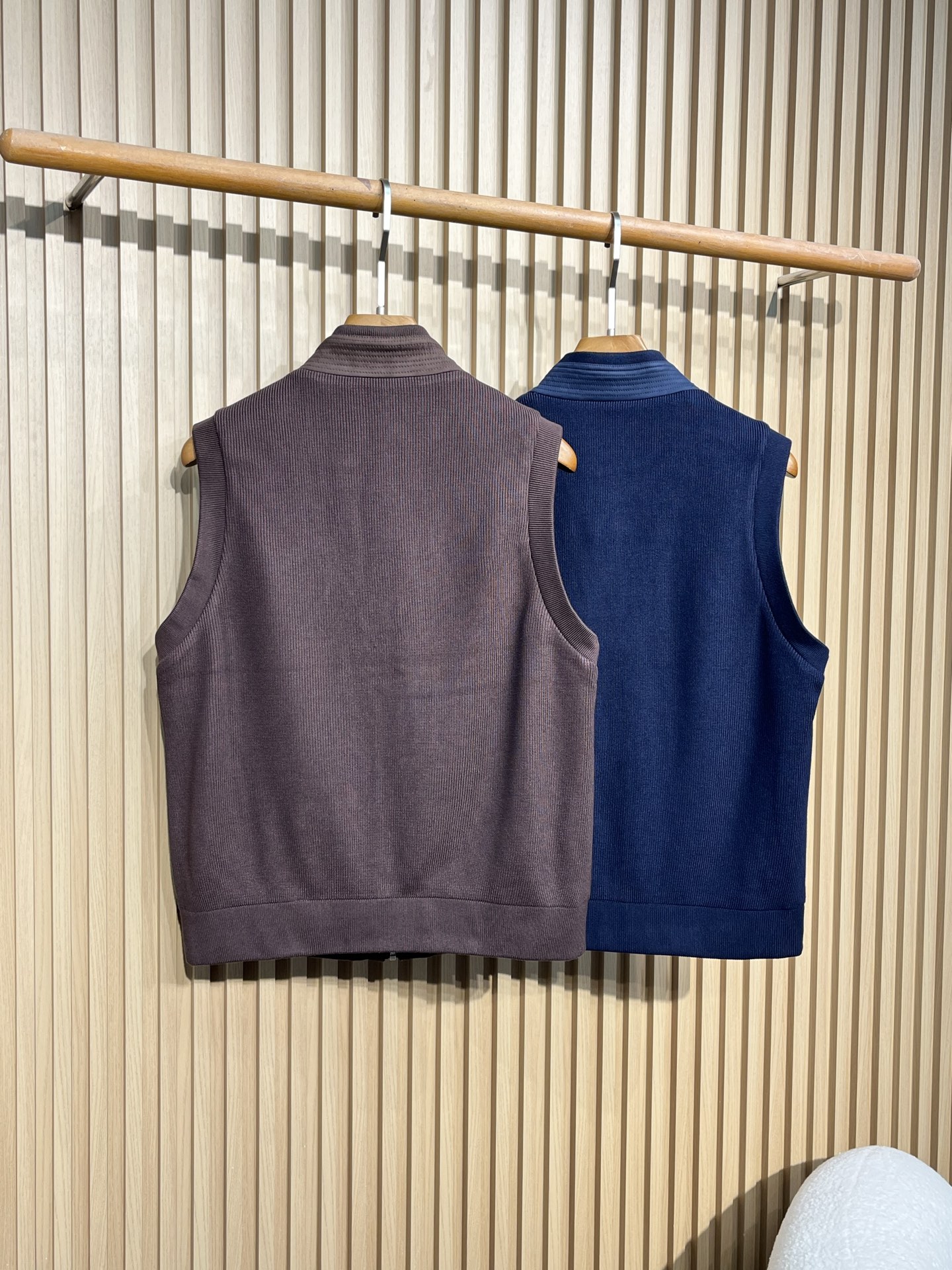 Brunello Cucinelli/布鲁内洛·库奇内利 2025秋冬新款男装立领背心棉马甲采用无袖的背