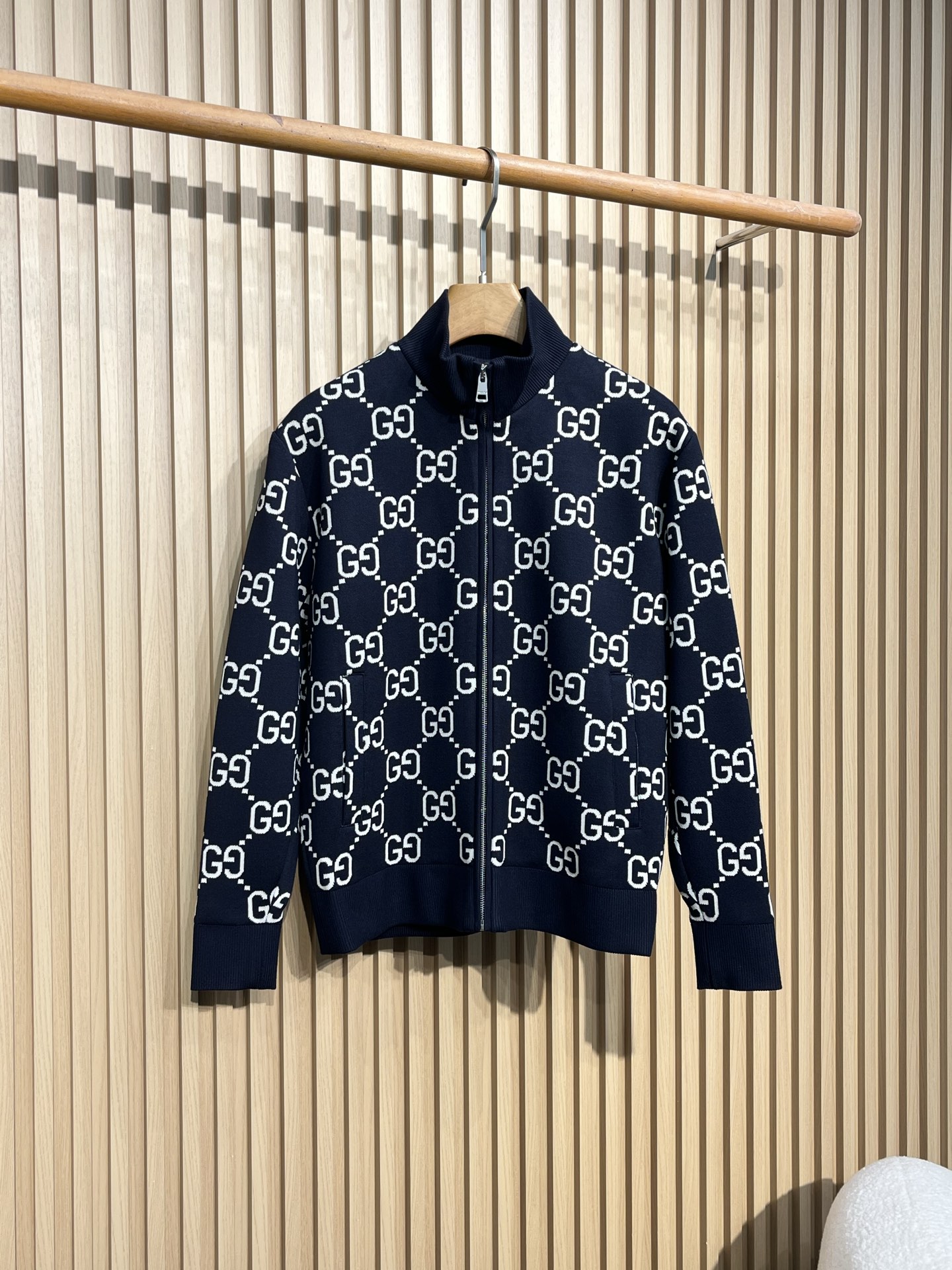 NO:547152,GU25FW autumn and winter new men's stand-up collar GG presbyterian knitted jacket jacket!  The classic zipper opening and closing style is adopted, and the overall style is more casual and fashionable. The navy blue background color and the white GG logo pattern are visually recognizable, highlighting the classic elements of the Gucci brand. The GG logo is an iconic element of G home. On this jacket, the white GG logo spreads the entire surface of the dress in a repeated arrangement, forming a full-print effect and highlighting the brand identity. The ribbed stand-up collar design not only fits the neck, but also plays a role in windproof and warmth, but also enhances the wearer's temperament and looks more capable. The neckline, cuffs, and hem are also made of ribbed materials, which can closely fit the wrist, prevent cold air from pouring in, and make the overall shape more neat.  The zipper head is engraved with logo. The metal-textured zipper is not only durable, but also adds a sense of exquisiteness and highlights the brand style. There are pockets on both sides to facilitate the placement of small items, such as mobile phones, keys, etc. The pocket opening is reasonable and the items are easy to use. The inside of the jacket is made of black smooth fabric, which is comfortable and smooth when worn, and is also easy to put on and take off. Color dark blue Size 48-56 Size reference 48: Shoulder width 49 bust 116 sleeve length 64 clothes 68 Size 50: Shoulder width 50 bust 120 sleeve length 65 clothes 69 Size 52: Shoulder width 51 bust 124 sleeve length 66 clothes 70 Size 54: Shoulder width 52 bust 128 sleeve length 67 clothes 71 Size 56: Shoulder width 53 bust 132 sleeve length 68 clothes 72, gucci, gucci, jackets &  coats, jackets & coats,alexander wang19860909GU25FW秋冬新品男士立领GG老花针织夹克外套！采用经典的拉链开合款式,整体风格偏向休闲时尚.藏蓝色的底色搭配白色的GG logo图案,视觉上极具辨识度,彰显Gucci品牌经典元素. GG logo是G家的标志性元素,这款夹克外套上,白色的GG logo以重复排列的方式遍布整件衣服表面,形成满印效果,凸显品牌身份.采用罗纹立领设计,不仅贴合颈部,起到防风保暖的作用,还能提升穿着者的气质,显得更加干练 .领口,袖口,下摆同样使用罗纹材质,能够紧密贴合手腕,防止冷风灌入,同时使整体造型更加利落. 拉链头部分刻有logo字样,金属质感的拉链不仅耐用,而且增添了精致感,彰显品牌格调.两侧设有口袋,方便放置随身小物品,如手机、钥匙等,口袋开口位置合理,取用物品便捷.夹克内部采用黑色的光滑面料,穿着时舒适顺滑,同时也便于穿脱. 颜色深蓝色 尺码48-56 尺寸参考 48码:肩宽49胸围116袖长64衣长68 50码:肩宽50胸围120袖长65衣长69 52码:肩宽51胸围124袖长66衣长70 54码:肩宽52胸围128袖长67衣长71 56码:肩宽53胸围132袖长68衣长72,,gucci,gucci,jackets & coats,jackets & coats,alexander wang,Men's clothing