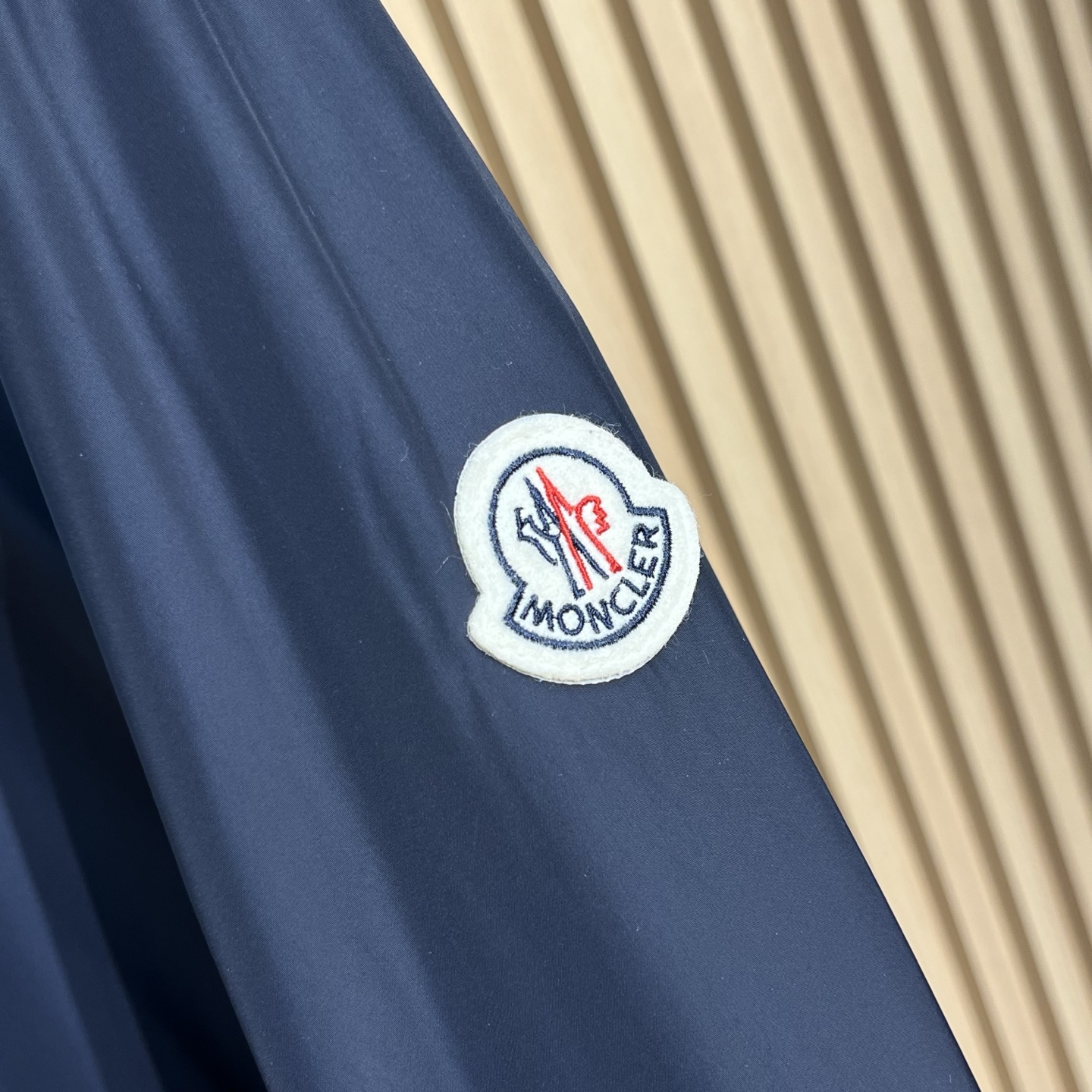 MON25FW秋季新品男士尼龙休闲夹克外套！采用经典的深蓝色调，颜色沉稳大气，适合多种场合穿着。款式为拉