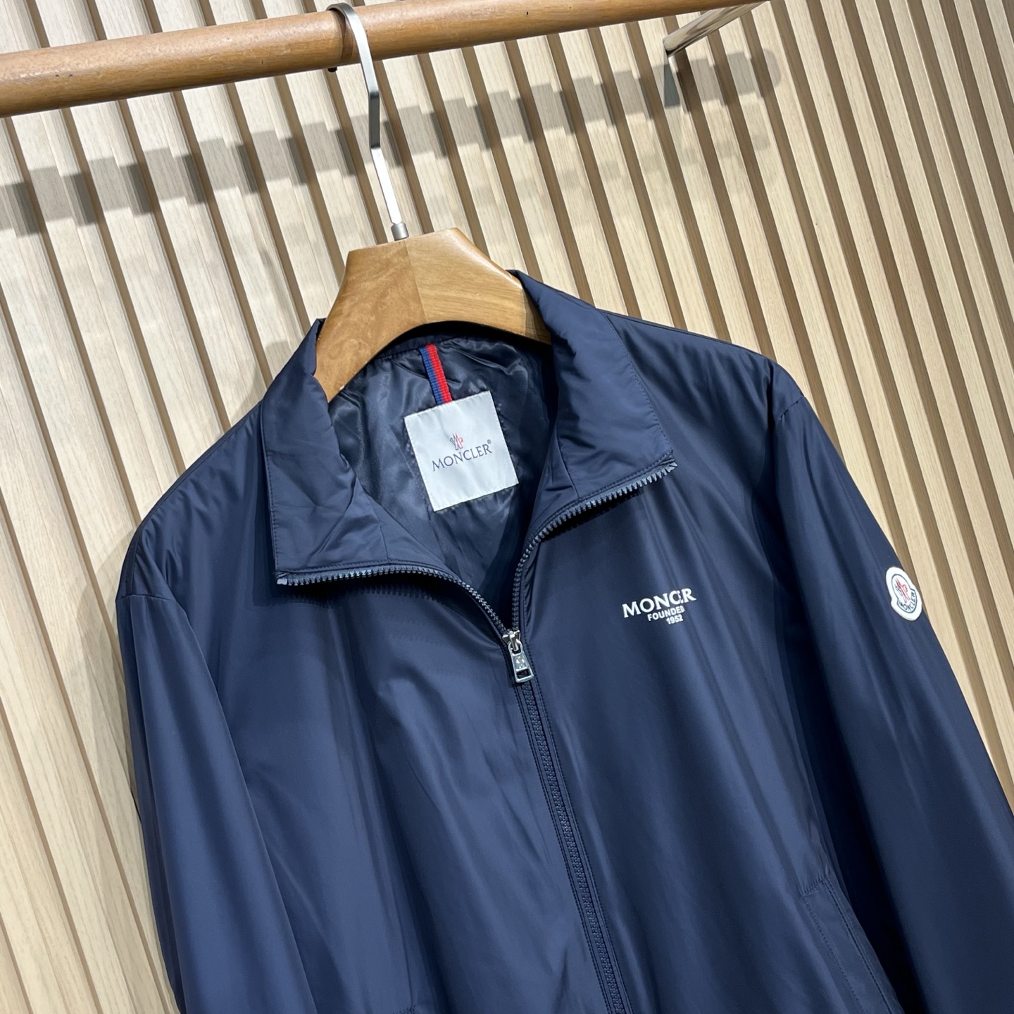 MON25FW秋季新品男士尼龙休闲夹克外套！采用经典的深蓝色调，颜色沉稳大气，适合多种场合穿着。款式为拉