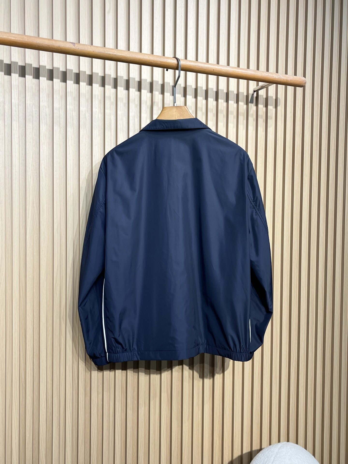 MON25FW秋季新品男士尼龙休闲夹克外套！采用经典的深蓝色调，颜色沉稳大气，适合多种场合穿着。款式为拉