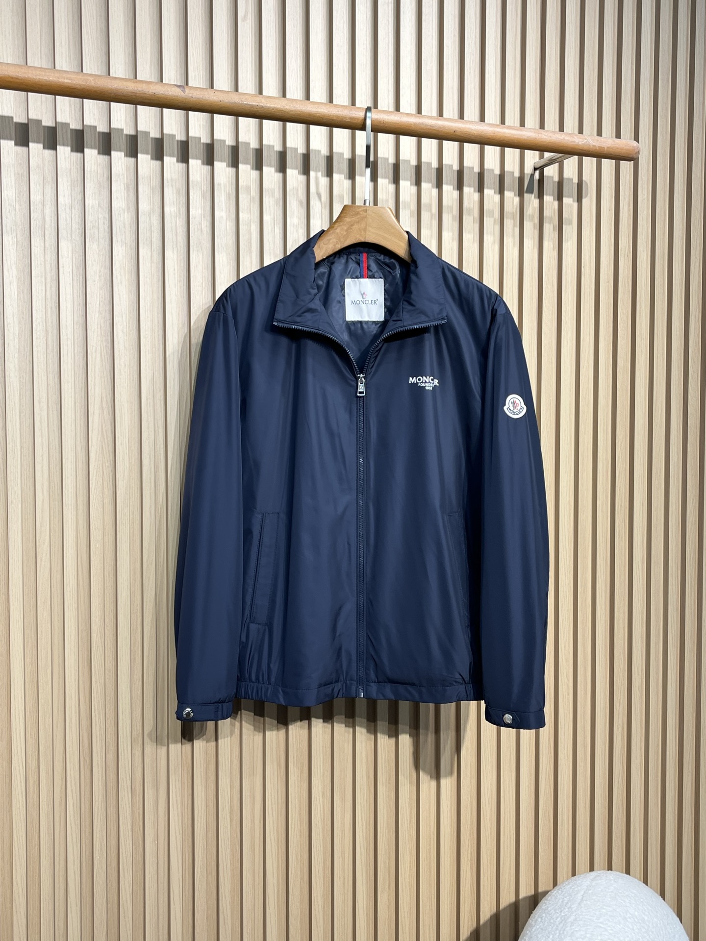 MON25FW秋季新品男士尼龙休闲夹克外套！采用经典的深蓝色调，颜色沉稳大气，适合多种场合穿着。款式为拉