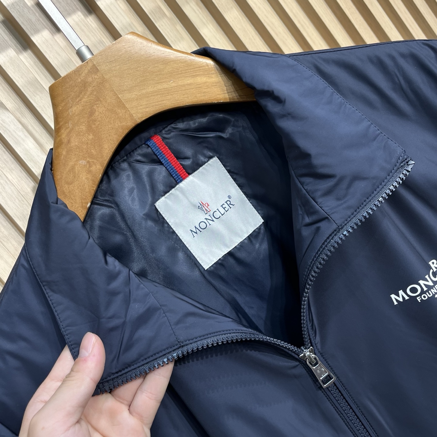 MON25FW秋季新品男士尼龙休闲夹克外套！采用经典的深蓝色调，颜色沉稳大气，适合多种场合穿着。款式为拉