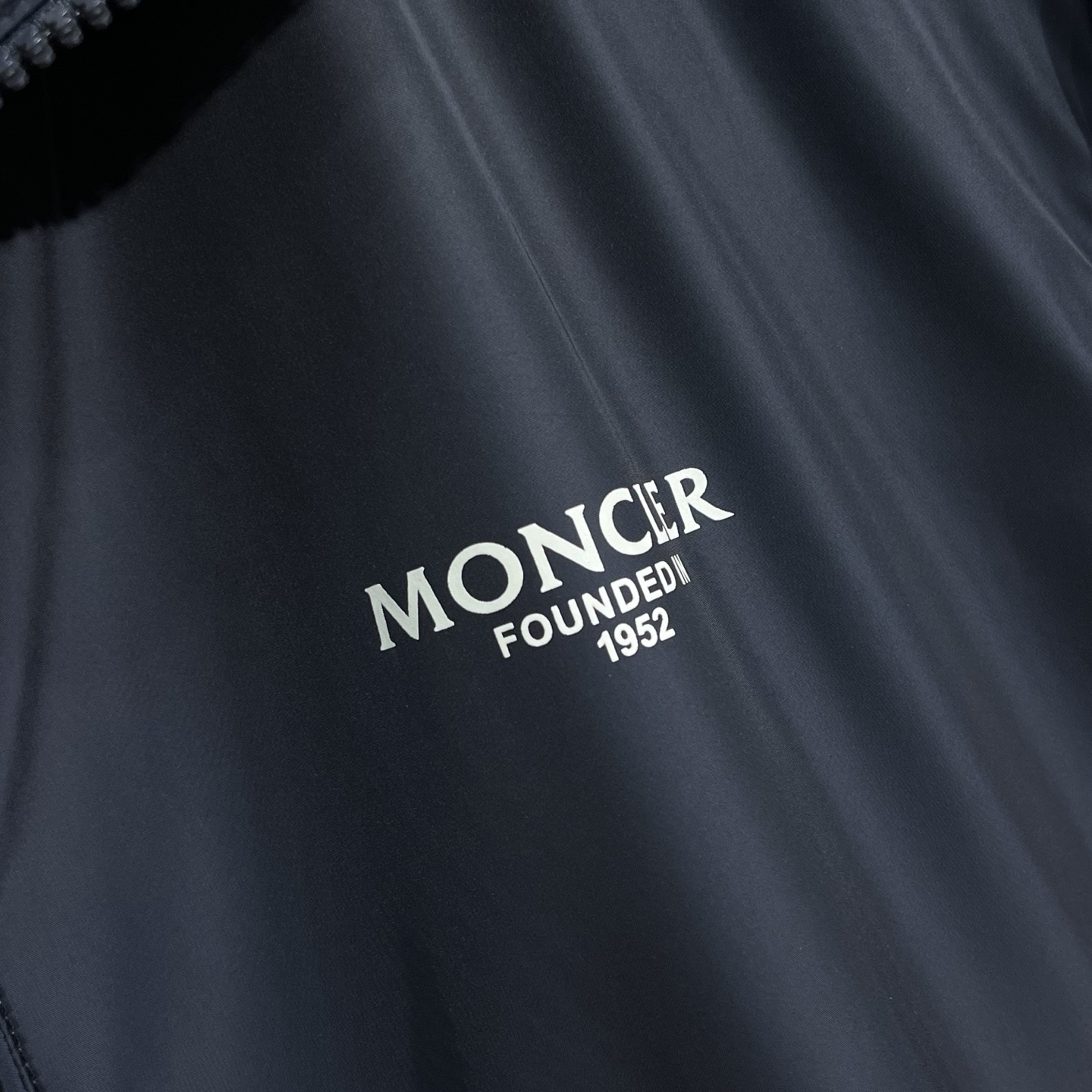 MON25FW秋季新品男士尼龙休闲夹克外套！采用经典的深蓝色调，颜色沉稳大气，适合多种场合穿着。款式为拉