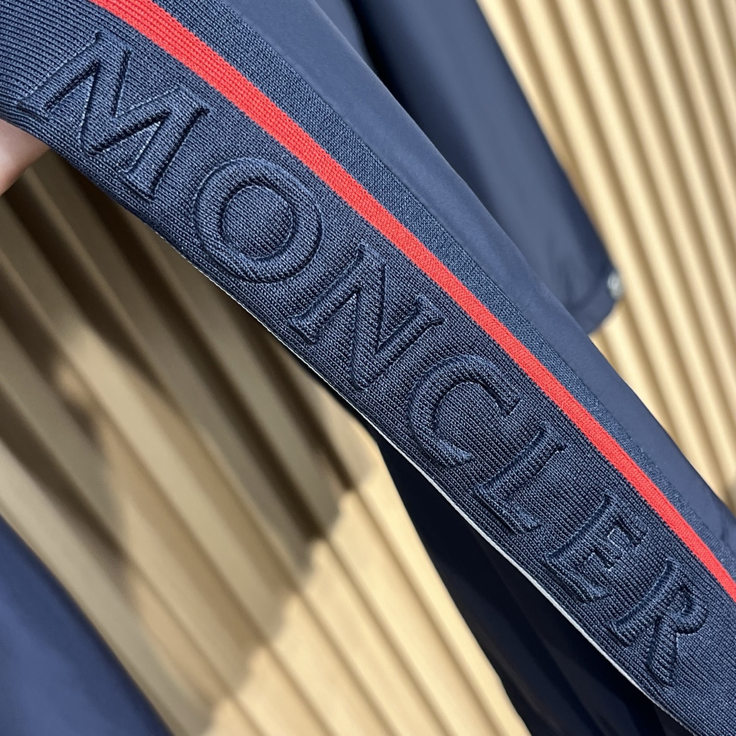 MON25FW秋季新品男士尼龙休闲夹克外套！采用经典的深蓝色调，颜色沉稳大气，适合多种场合穿着。款式为拉