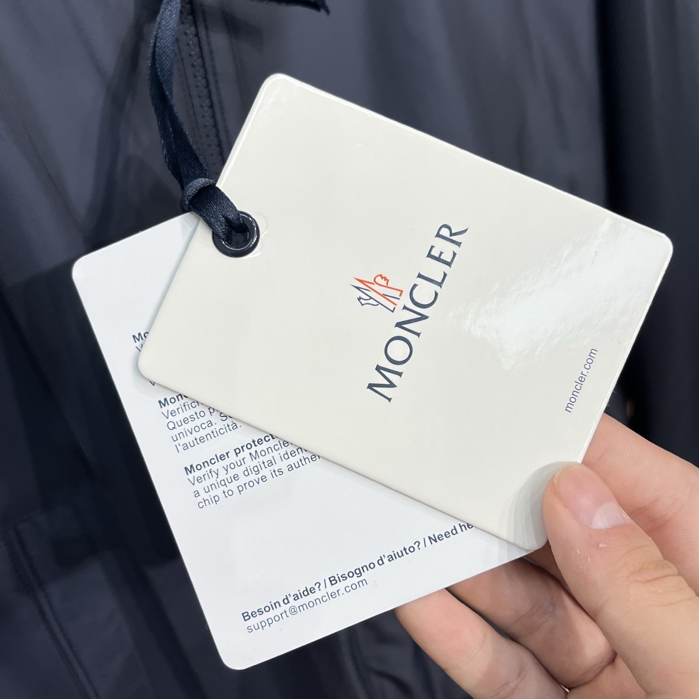 MON25FW秋季新品男士尼龙休闲夹克外套！采用经典的深蓝色调，颜色沉稳大气，适合多种场合穿着。款式为拉