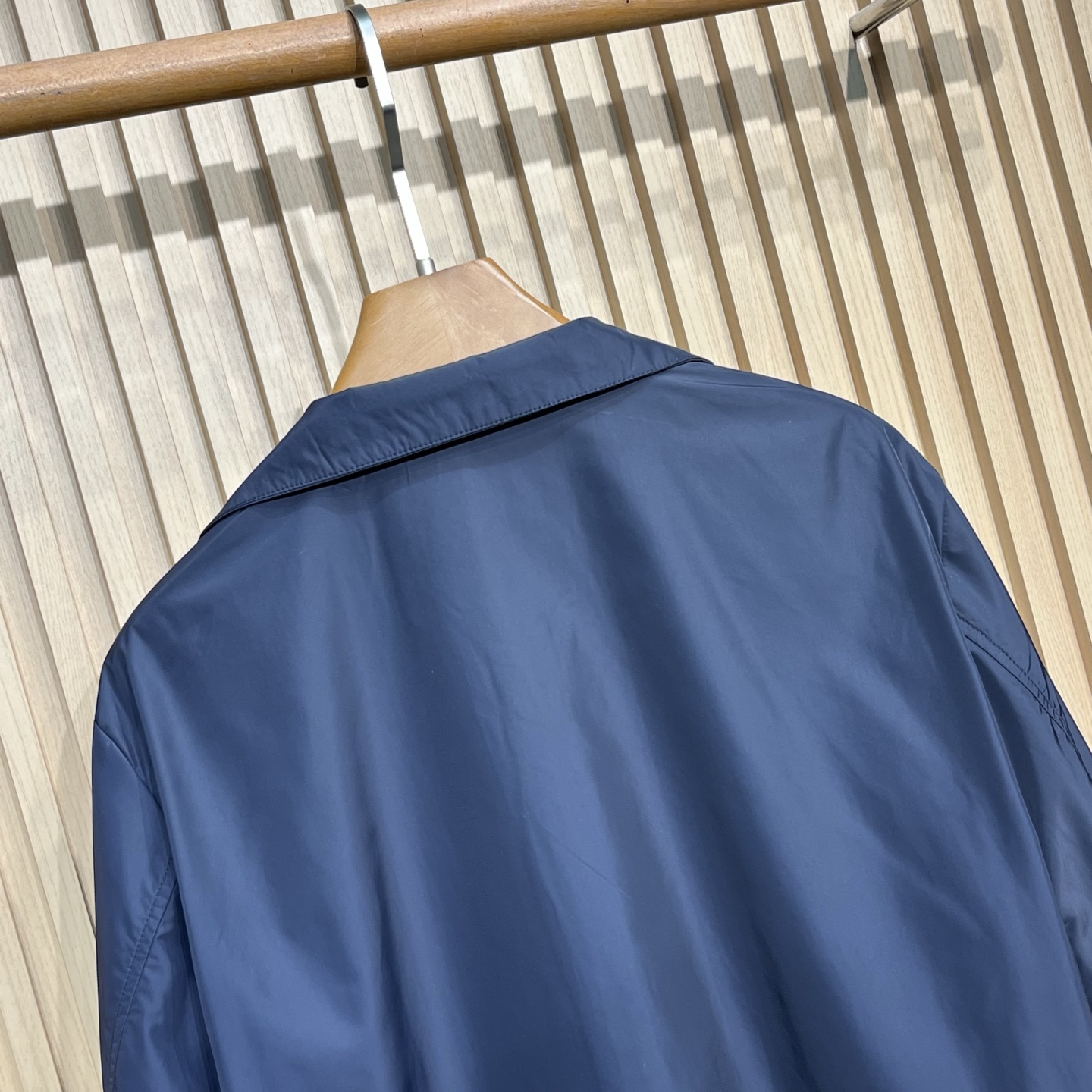 MON25FW秋季新品男士尼龙休闲夹克外套！采用经典的深蓝色调，颜色沉稳大气，适合多种场合穿着。款式为拉