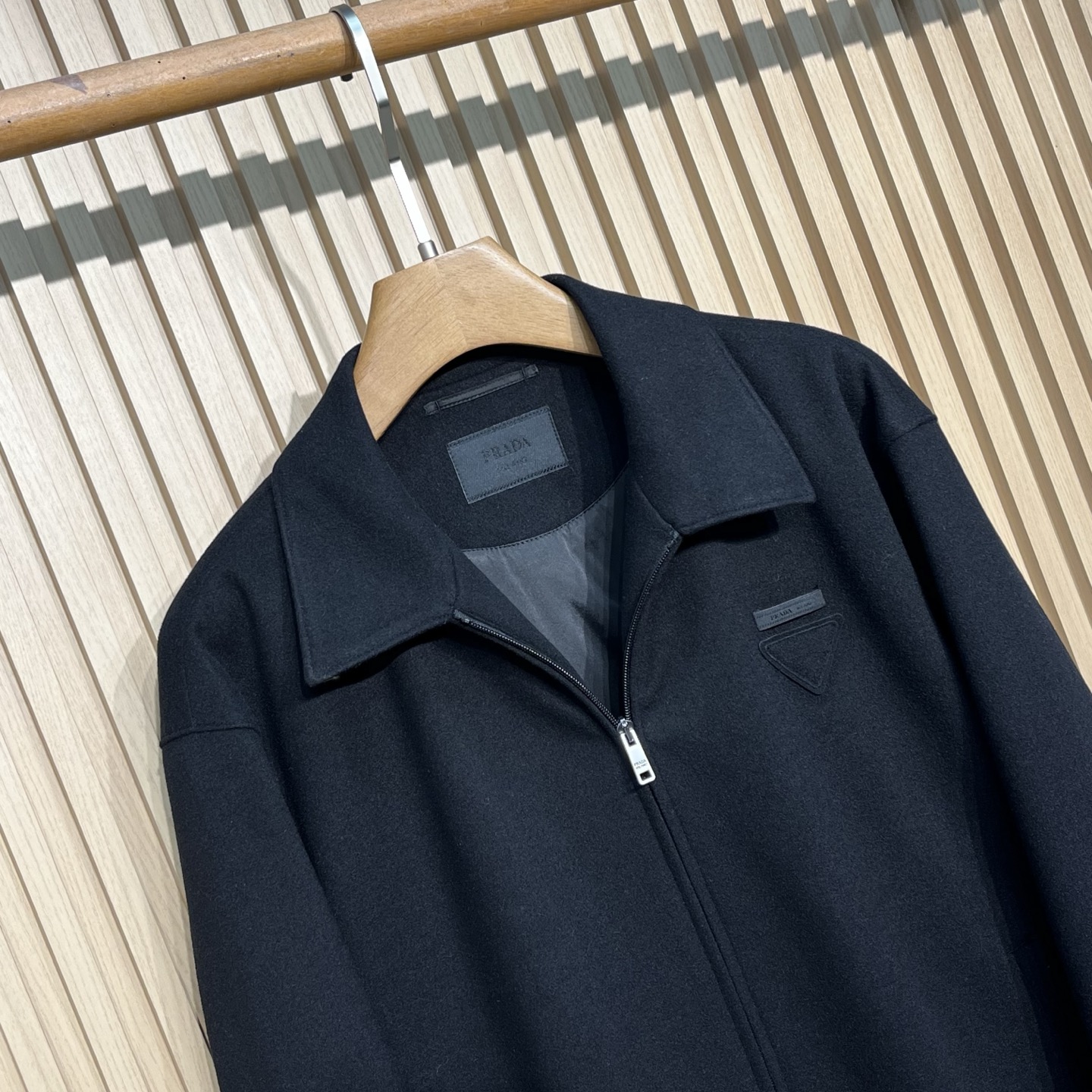 普拉达秋冬新款男士商务立领休闲羊毛外套，面料与辅料皆为客供，定织定染而成，触感极为柔软细腻，细节精湛考究