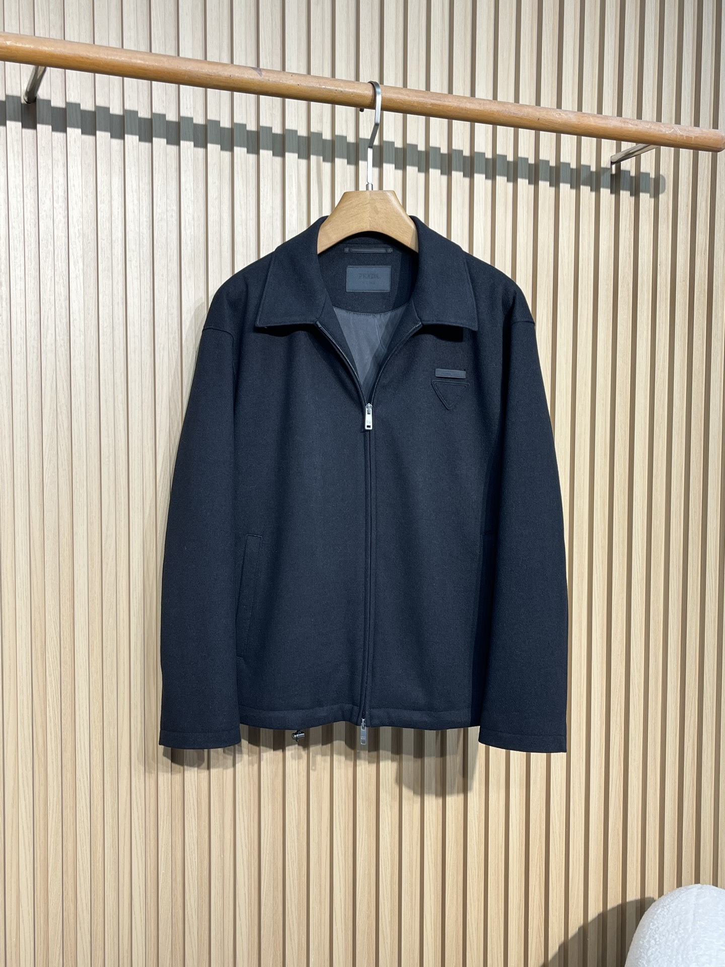 普拉达秋冬新款男士商务立领休闲羊毛外套，面料与辅料皆为客供，定织定染而成，触感极为柔软细腻，细节精湛考究