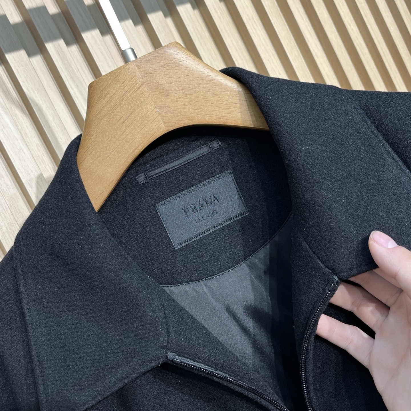 普拉达秋冬新款男士商务立领休闲羊毛外套，面料与辅料皆为客供，定织定染而成，触感极为柔软细腻，细节精湛考究