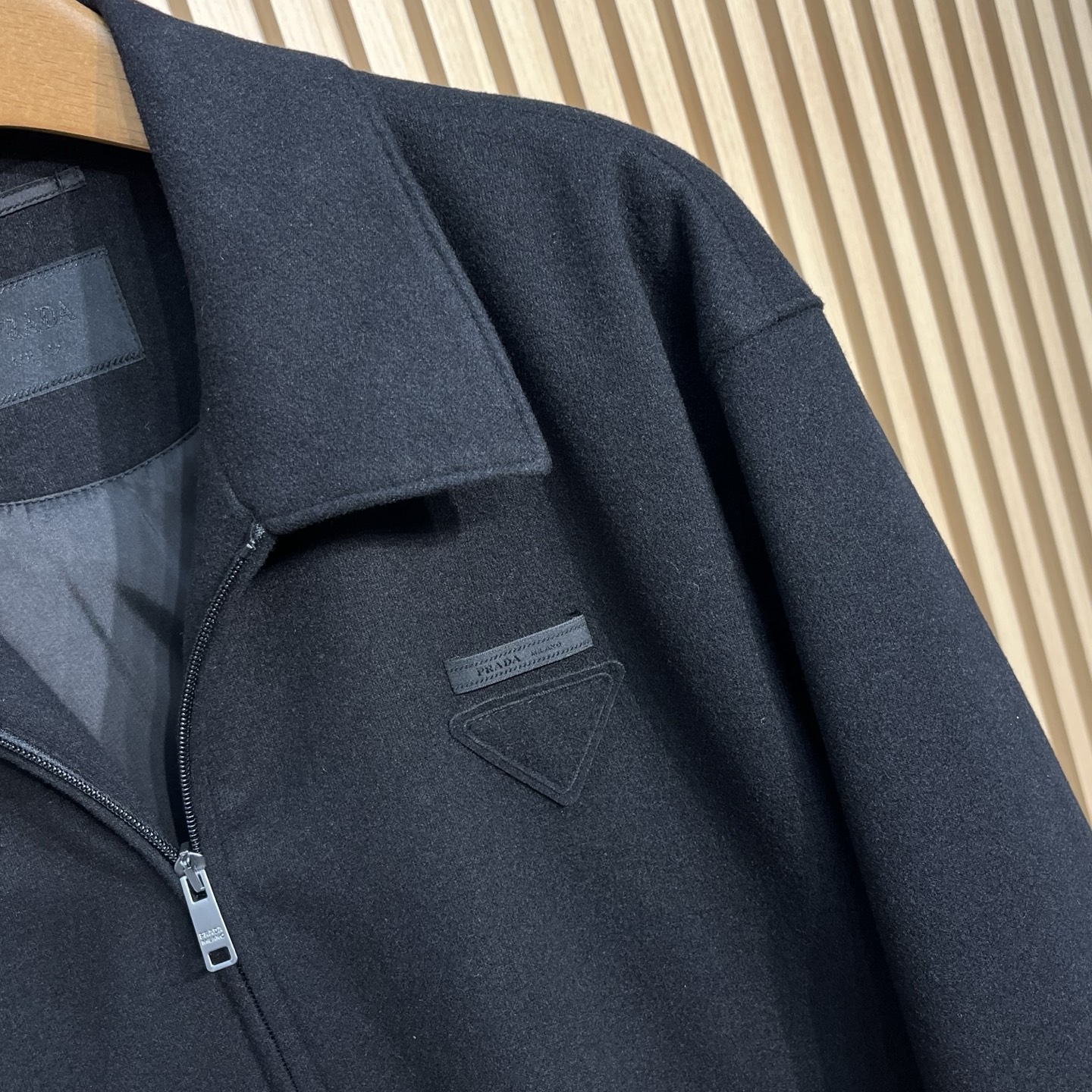 普拉达秋冬新款男士商务立领休闲羊毛外套，面料与辅料皆为客供，定织定染而成，触感极为柔软细腻，细节精湛考究