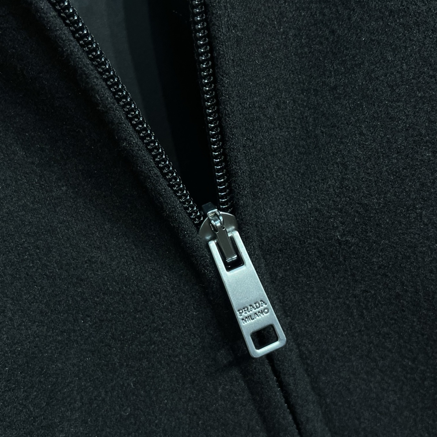 普拉达秋冬新款男士商务立领休闲羊毛外套，面料与辅料皆为客供，定织定染而成，触感极为柔软细腻，细节精湛考究