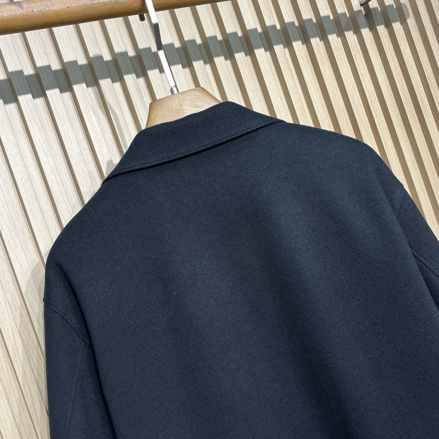 普拉达秋冬新款男士商务立领休闲羊毛外套，面料与辅料皆为客供，定织定染而成，触感极为柔软细腻，细节精湛考究