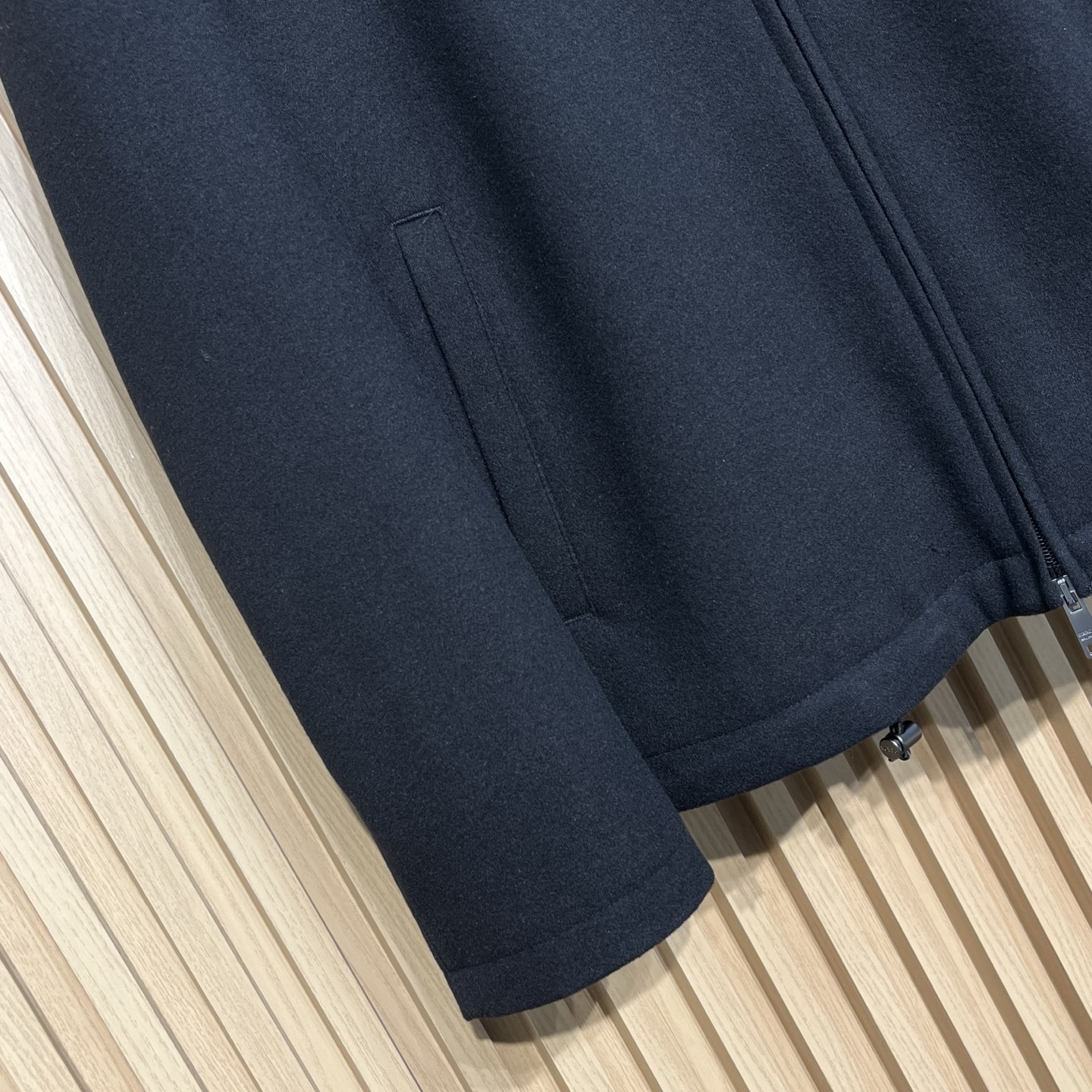 普拉达秋冬新款男士商务立领休闲羊毛外套，面料与辅料皆为客供，定织定染而成，触感极为柔软细腻，细节精湛考究