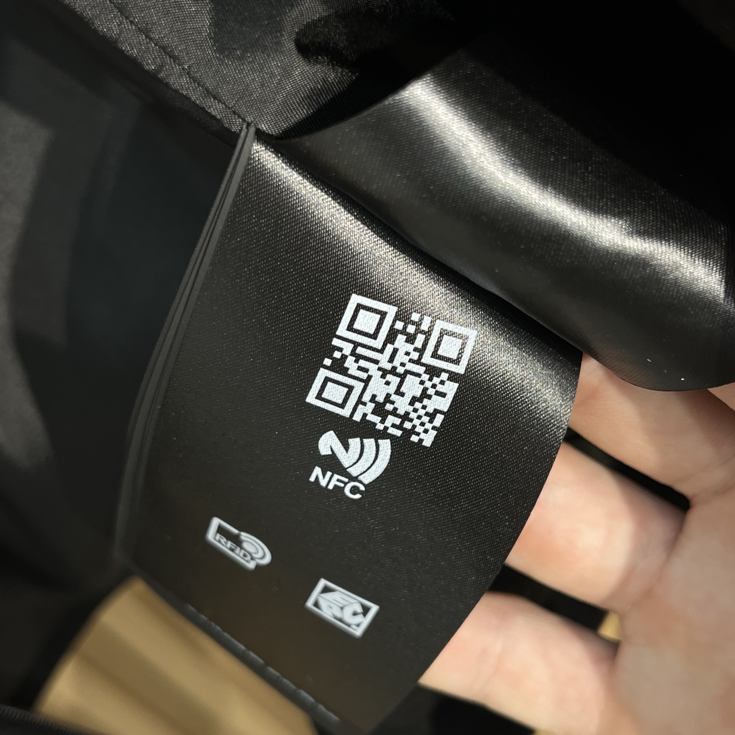 普拉达秋冬新款男士商务立领休闲羊毛外套，面料与辅料皆为客供，定织定染而成，触感极为柔软细腻，细节精湛考究