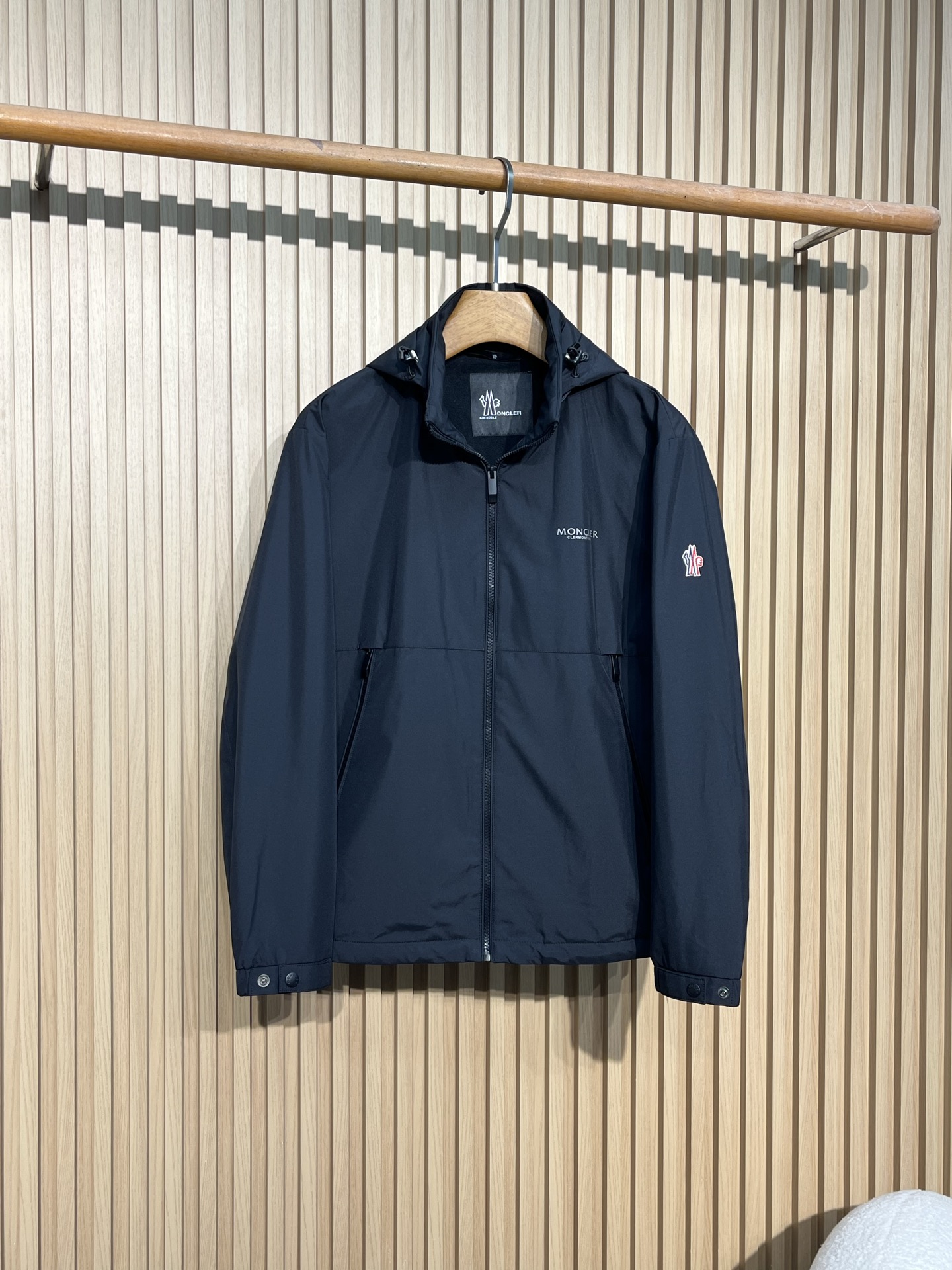 Monc1er/蒙口 25新品男士轻薄款尼龙休闲连帽夹克外套采用经典的黑色色调，颜色沉稳大气，适合多种场