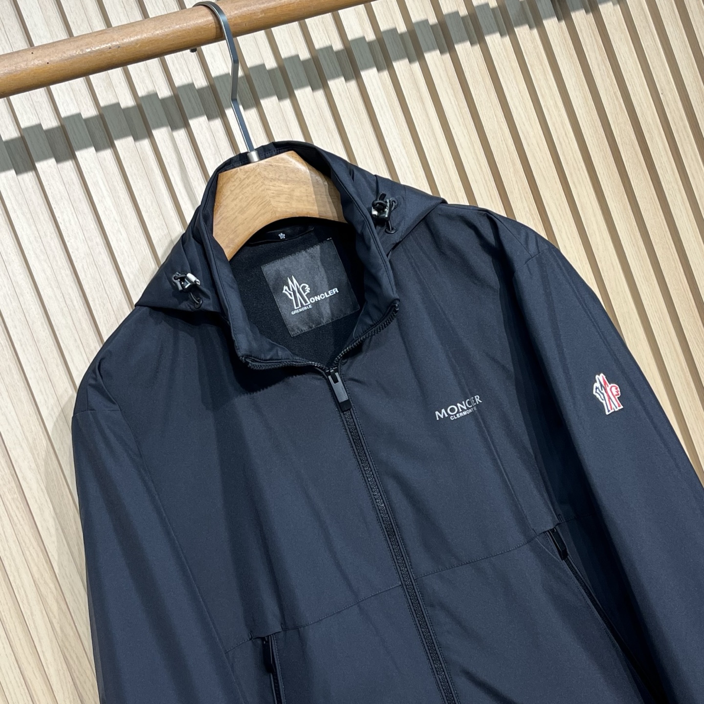 Monc1er/蒙口 25新品男士轻薄款尼龙休闲连帽夹克外套采用经典的黑色色调，颜色沉稳大气，适合多种场