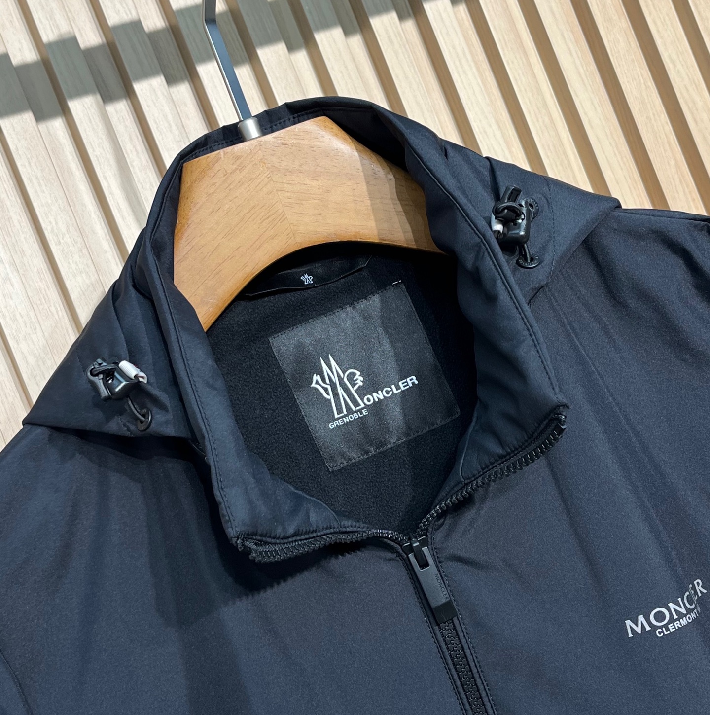 Monc1er/蒙口 25新品男士轻薄款尼龙休闲连帽夹克外套采用经典的黑色色调，颜色沉稳大气，适合多种场