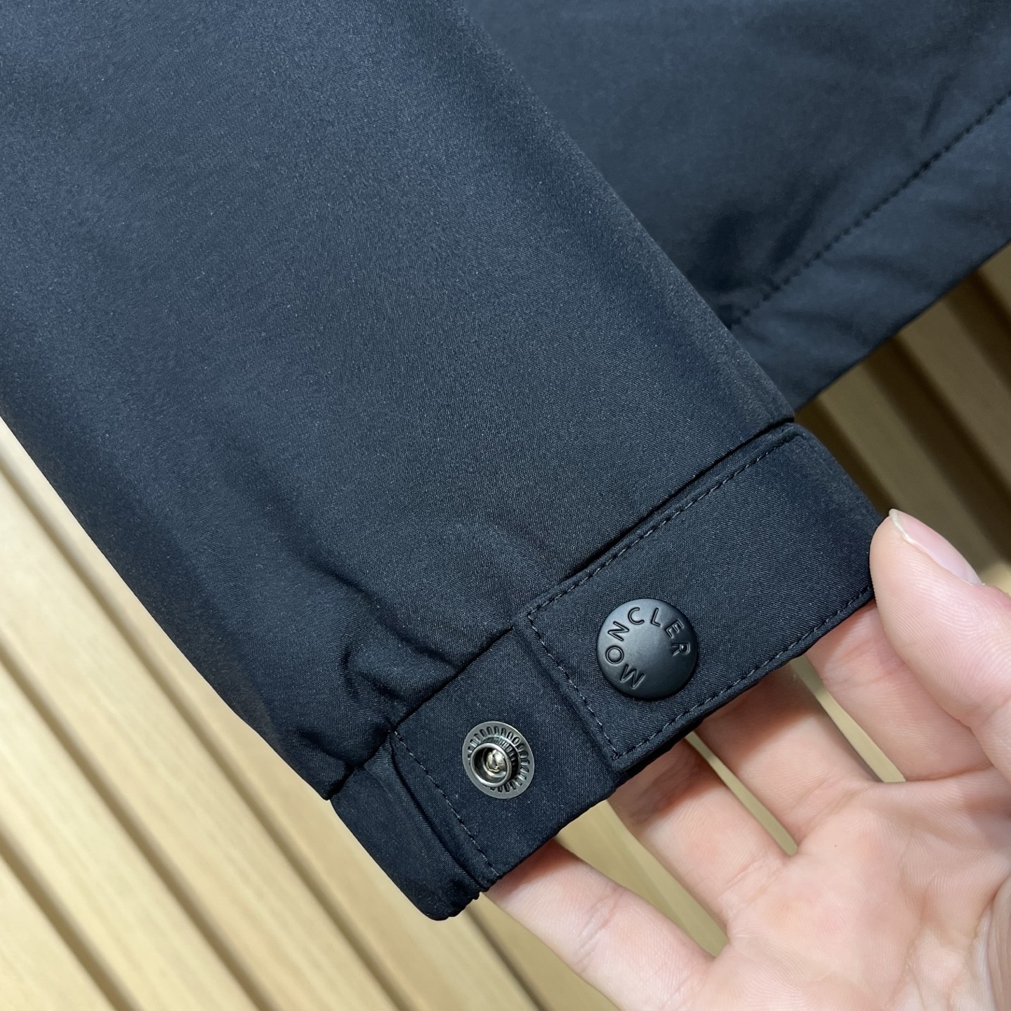 Monc1er/蒙口 25新品男士轻薄款尼龙休闲连帽夹克外套采用经典的黑色色调，颜色沉稳大气，适合多种场