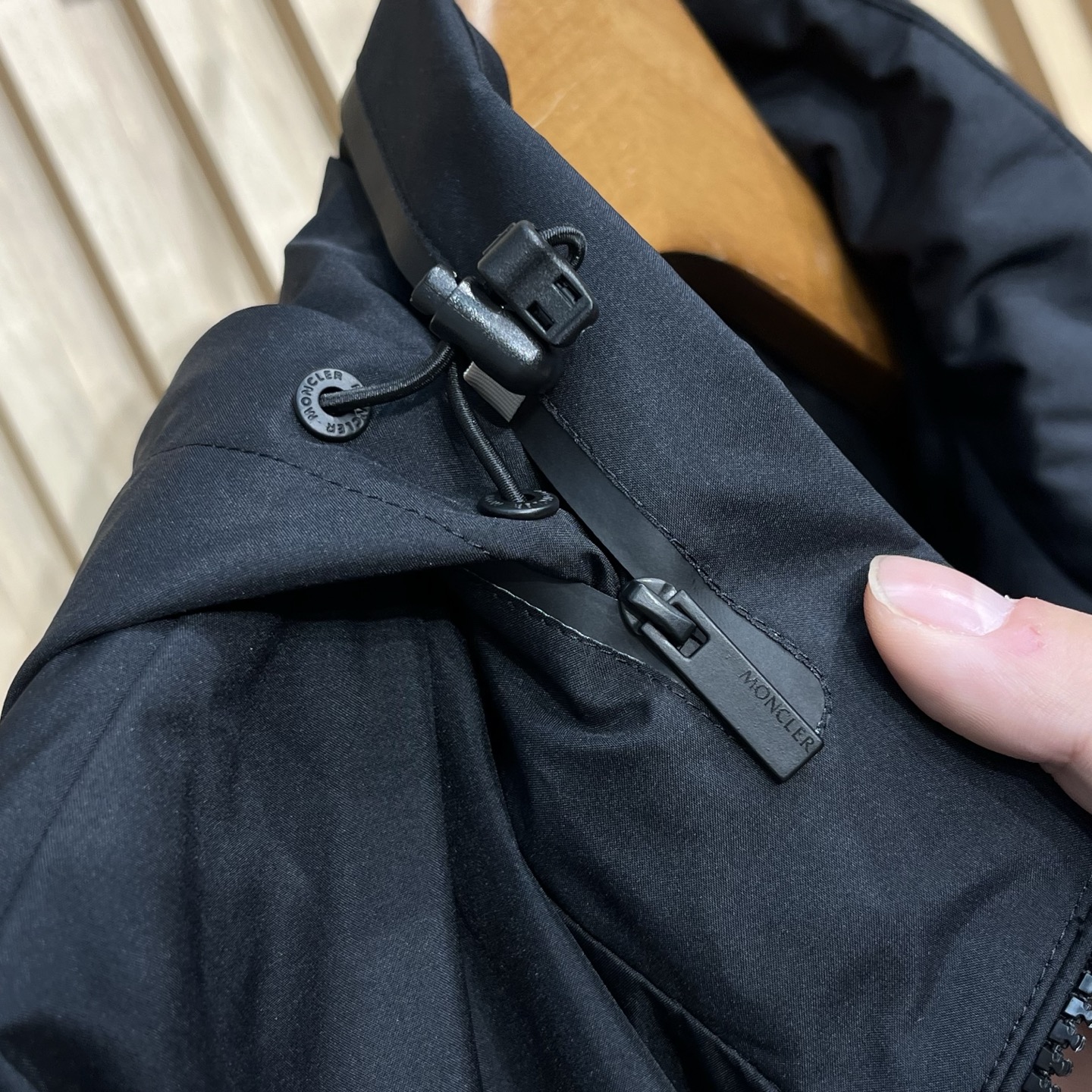 Monc1er/蒙口 25新品男士轻薄款尼龙休闲连帽夹克外套采用经典的黑色色调，颜色沉稳大气，适合多种场