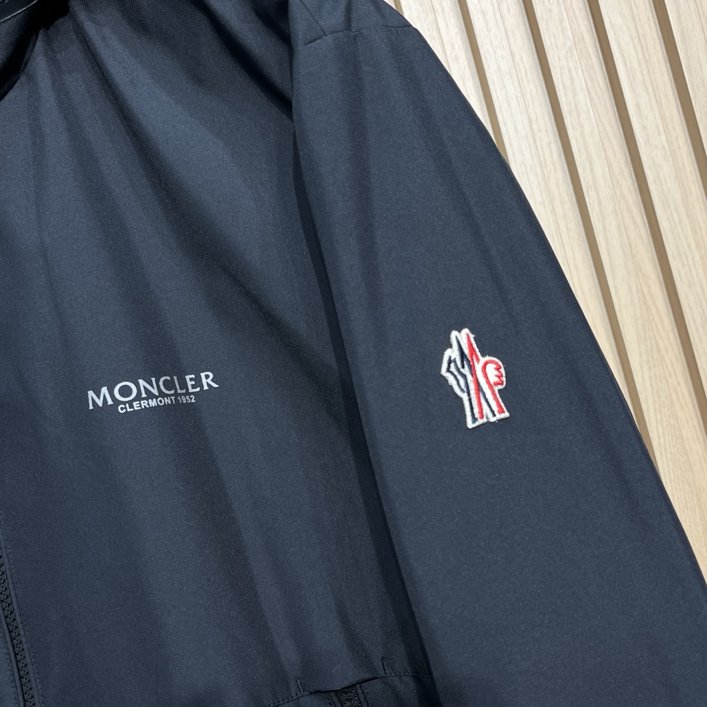 Monc1er/蒙口 25新品男士轻薄款尼龙休闲连帽夹克外套采用经典的黑色色调，颜色沉稳大气，适合多种场