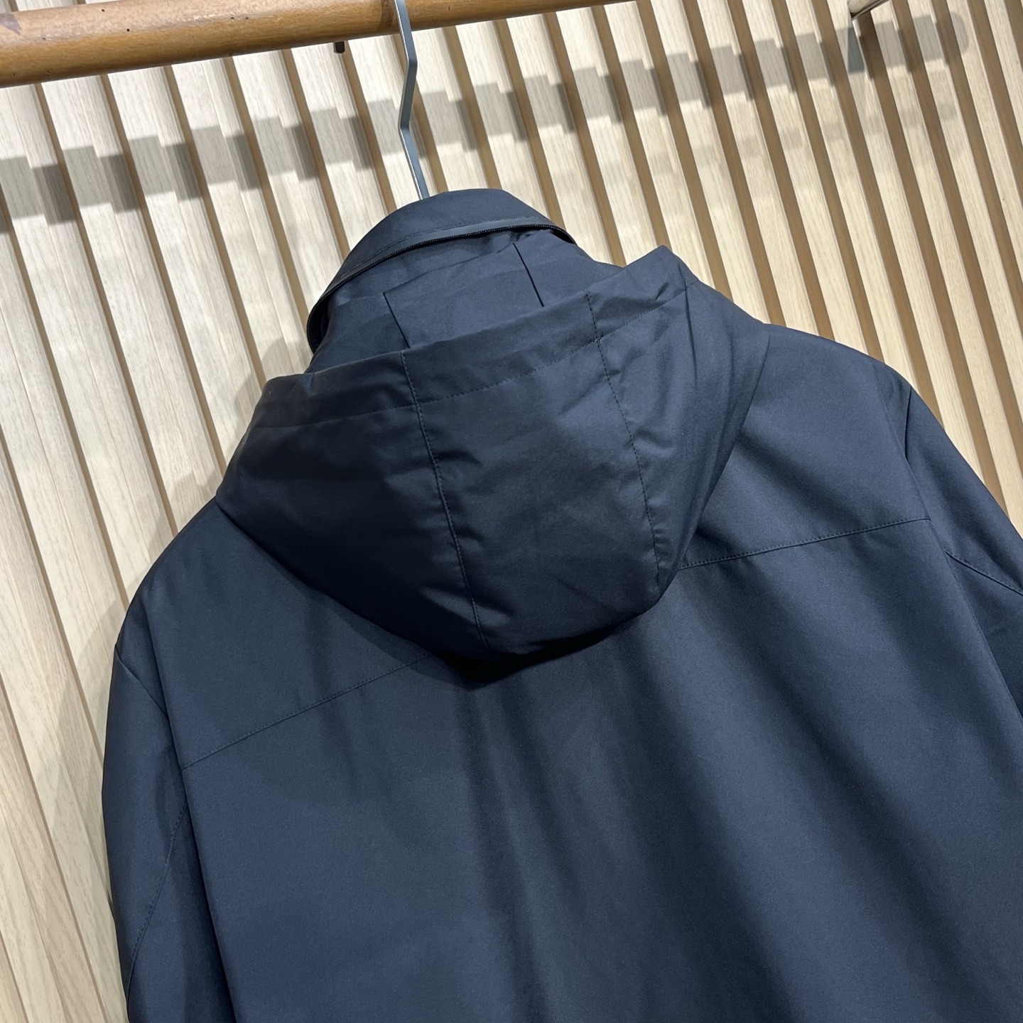 Monc1er/蒙口 25新品男士轻薄款尼龙休闲连帽夹克外套采用经典的黑色色调，颜色沉稳大气，适合多种场